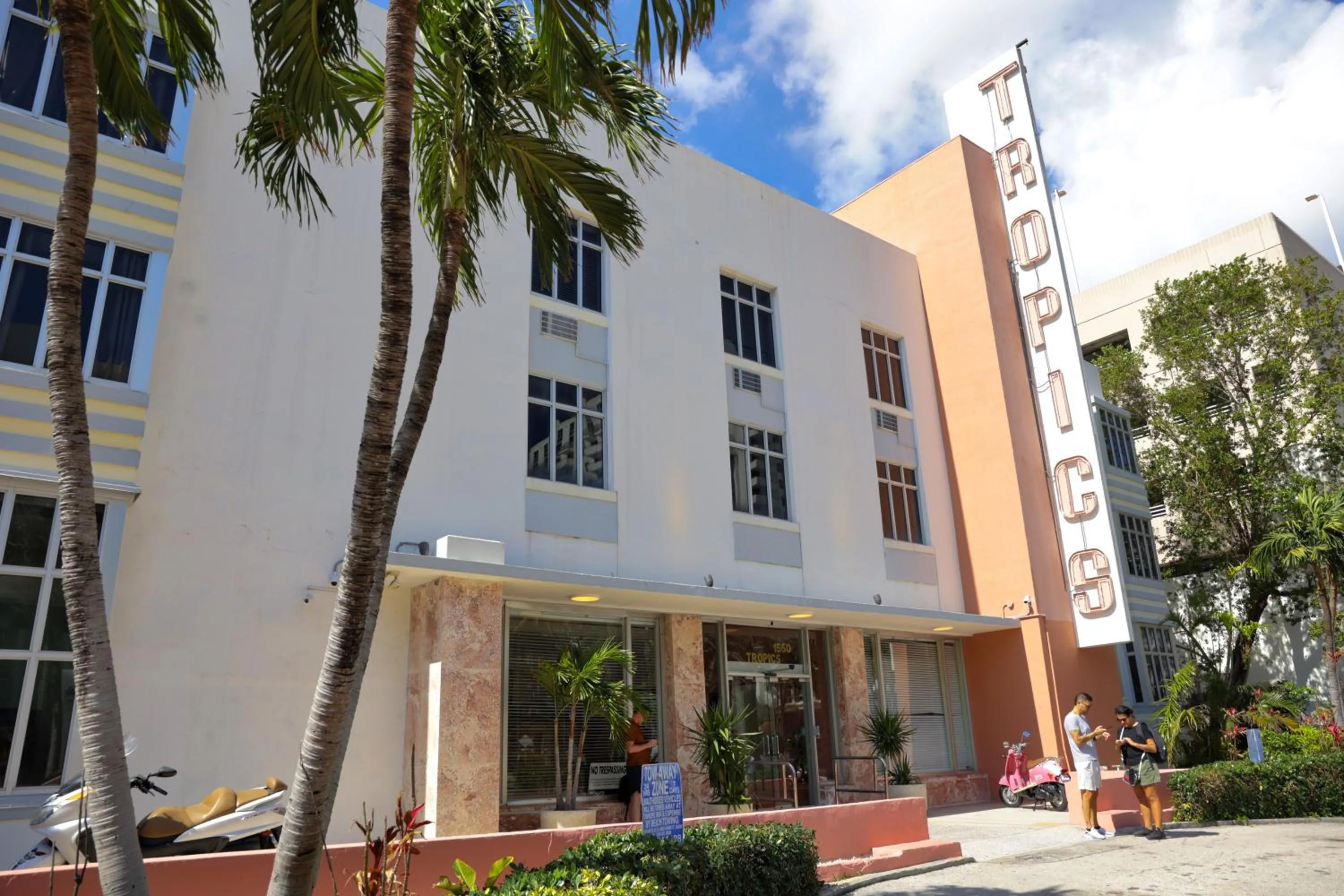 Property building in Tropics Hotel Miami Beach