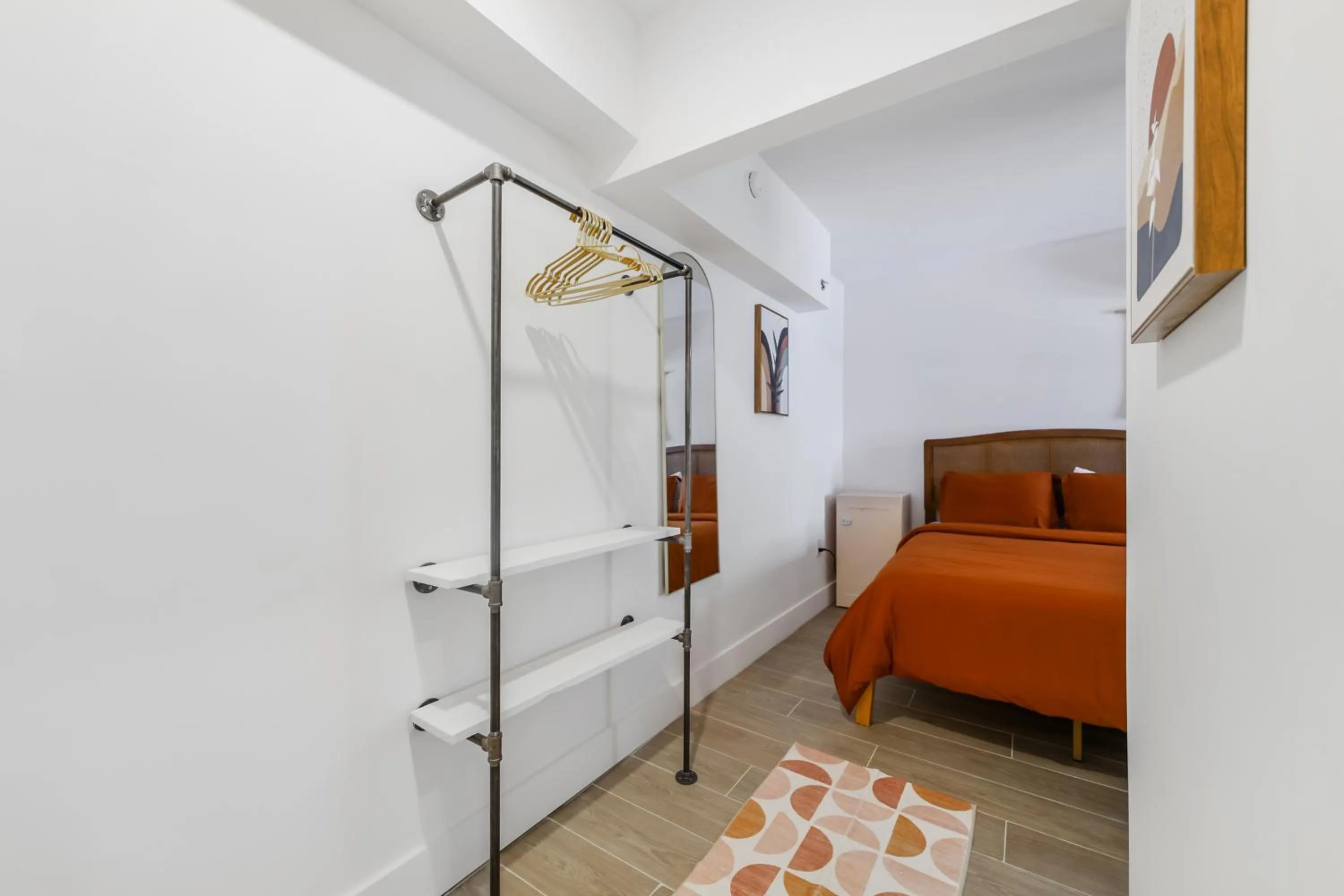 wardrobe, Bed in Tropics Hotel Miami Beach