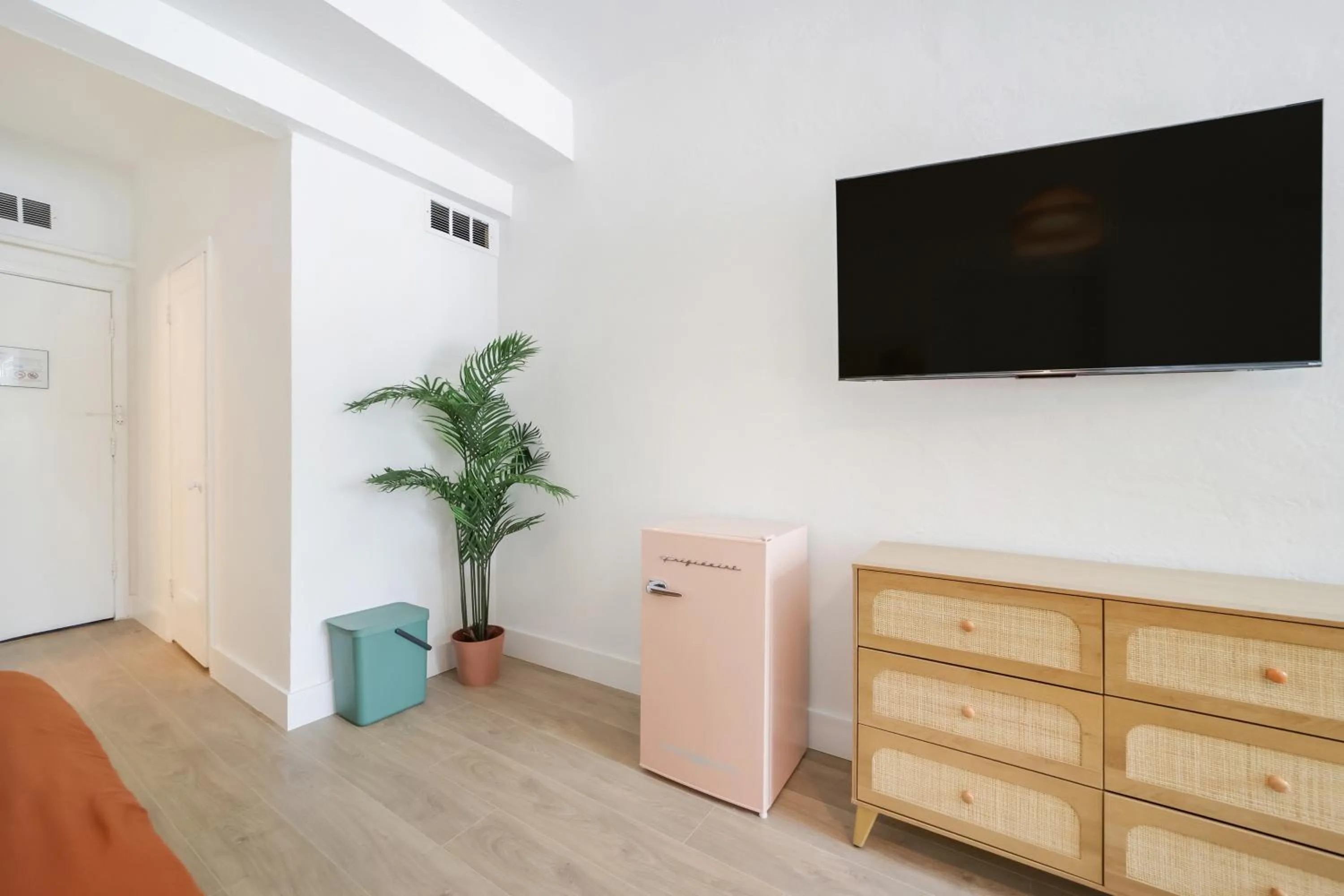 Communal lounge/ TV room in Tropics Hotel Miami Beach