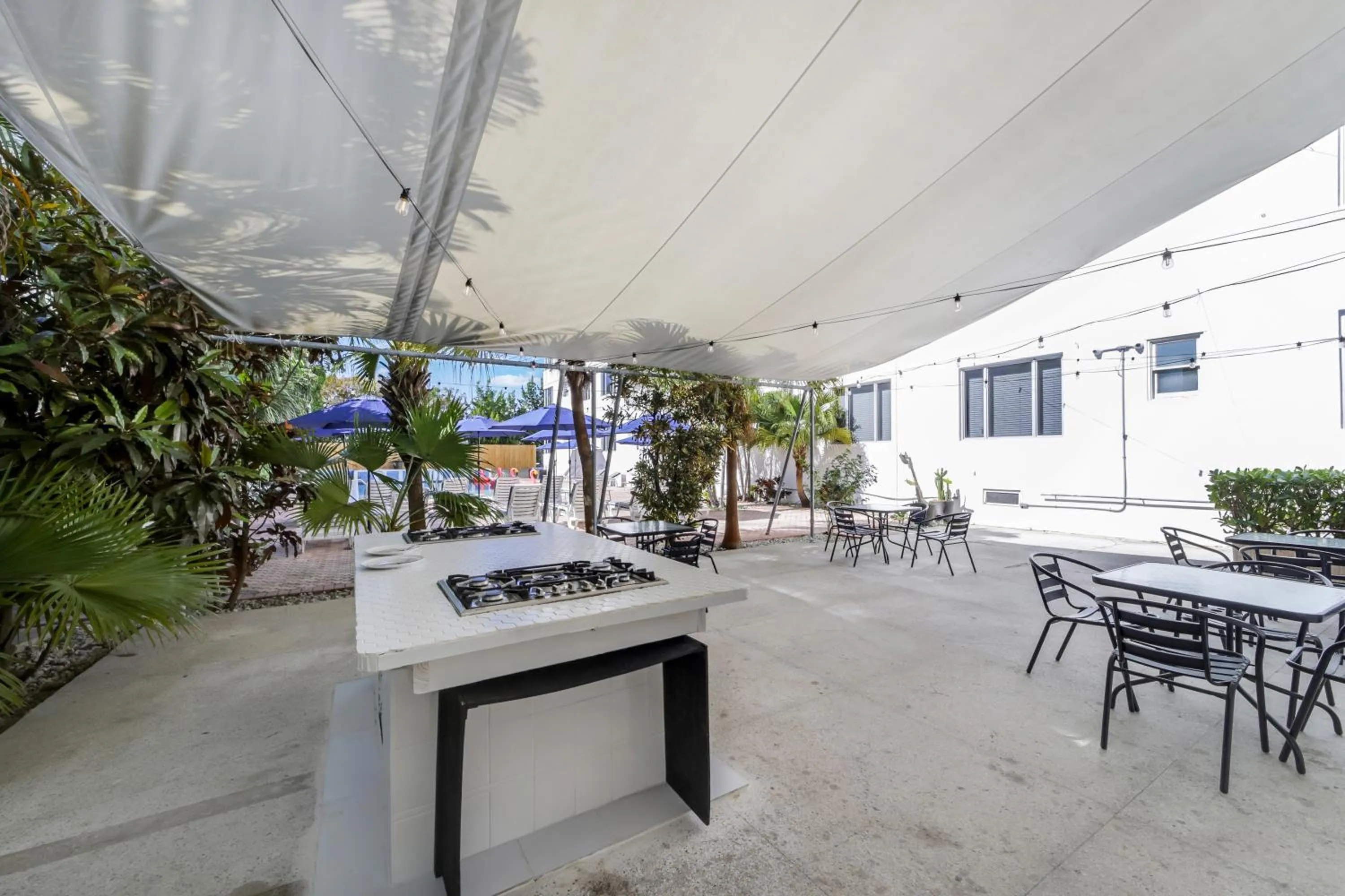 Patio in Tropics Hotel Miami Beach