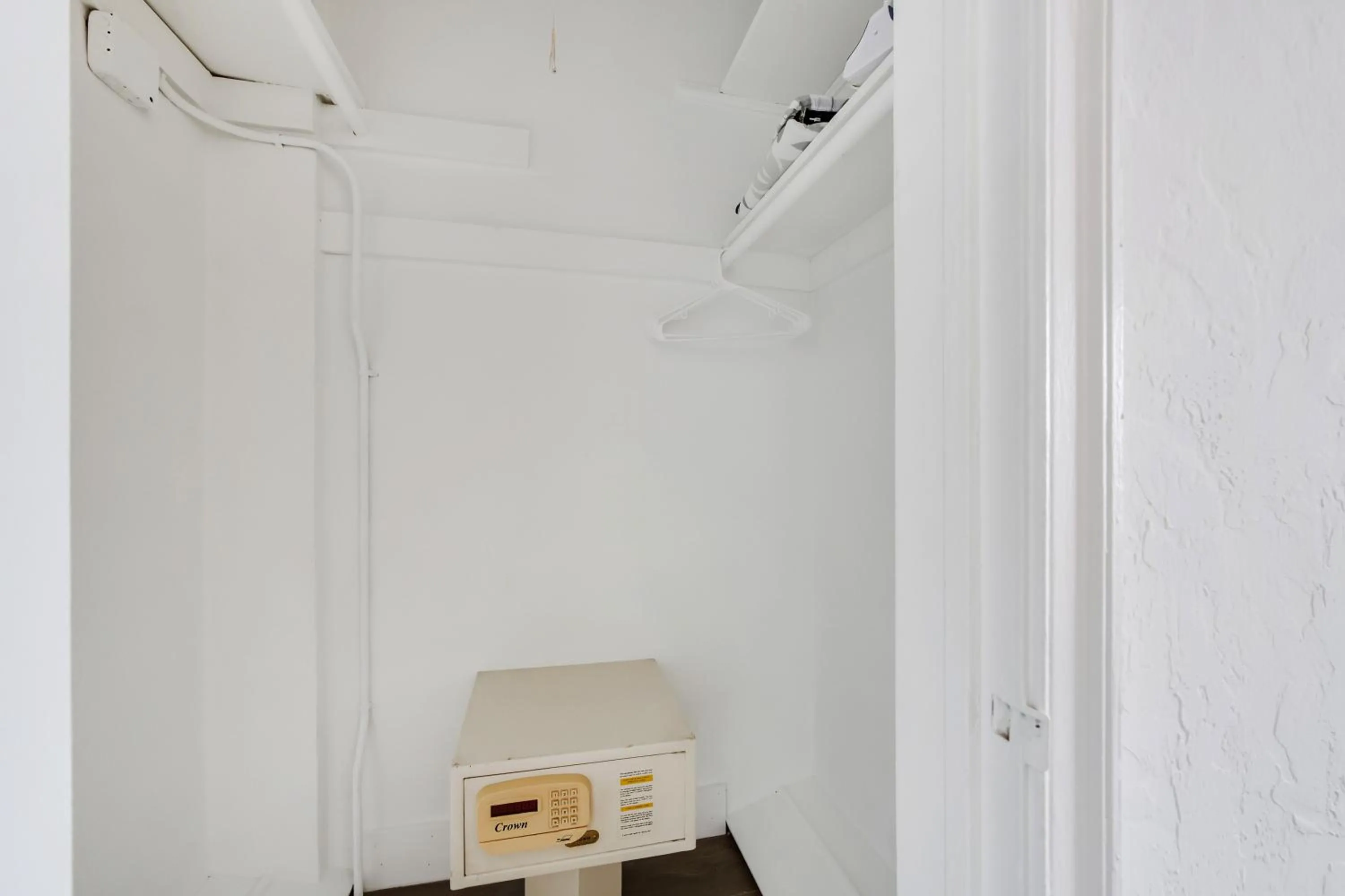 wardrobe in Tropics Hotel Miami Beach