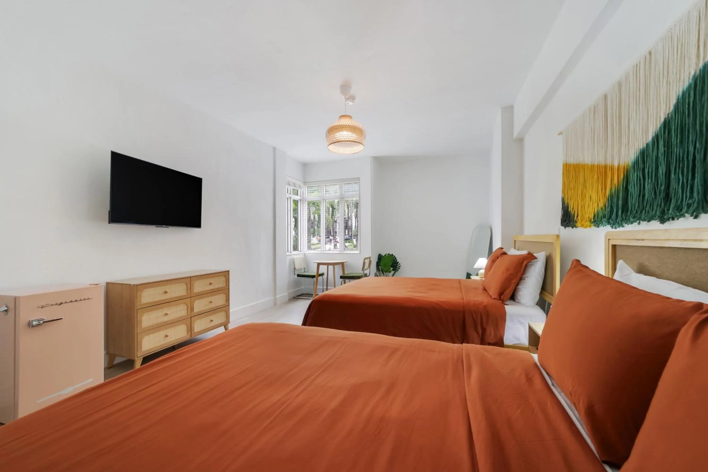 Communal lounge/ TV room, Bed in Tropics Hotel Miami Beach