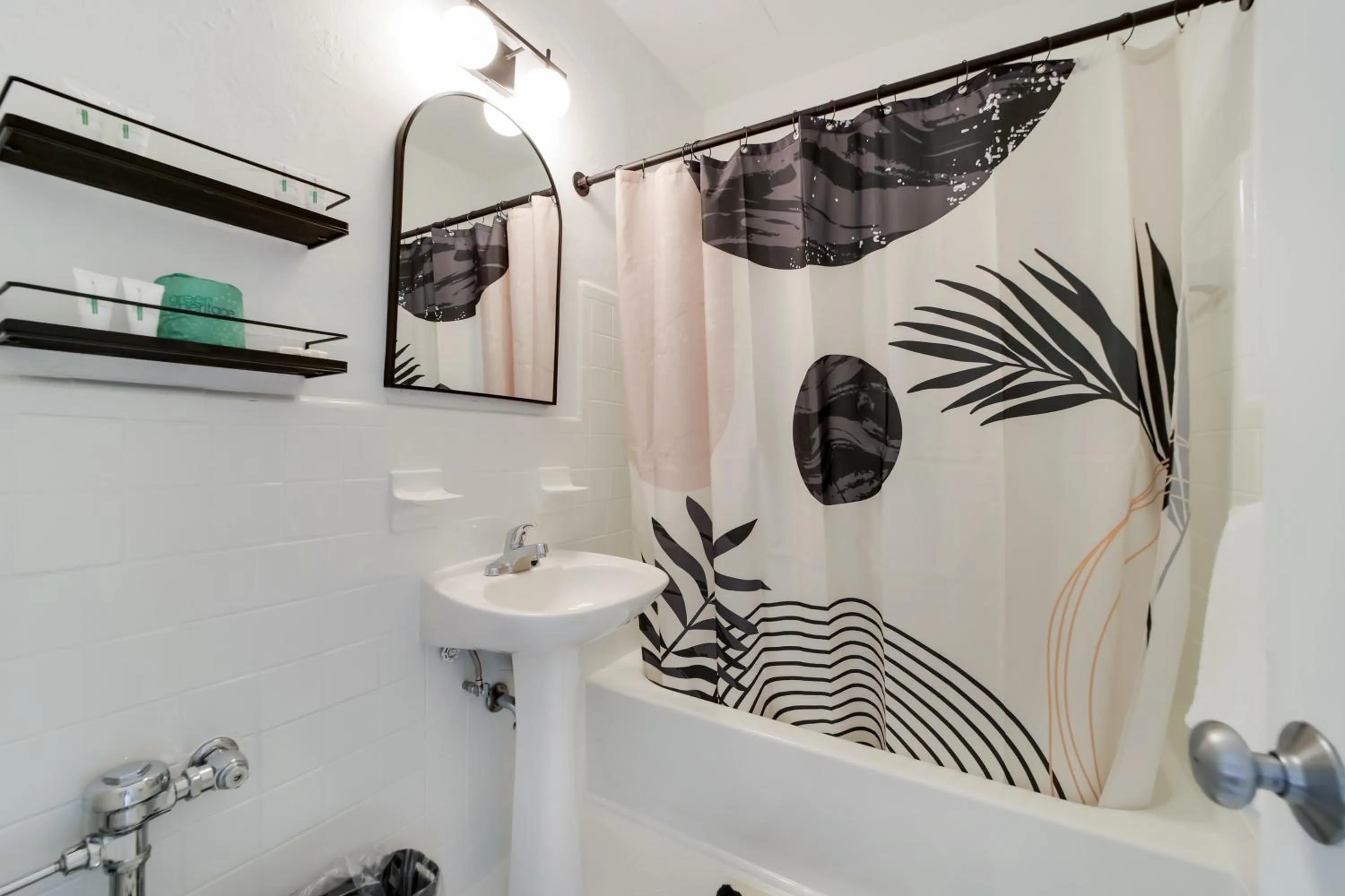 Shower in Tropics Hotel Miami Beach