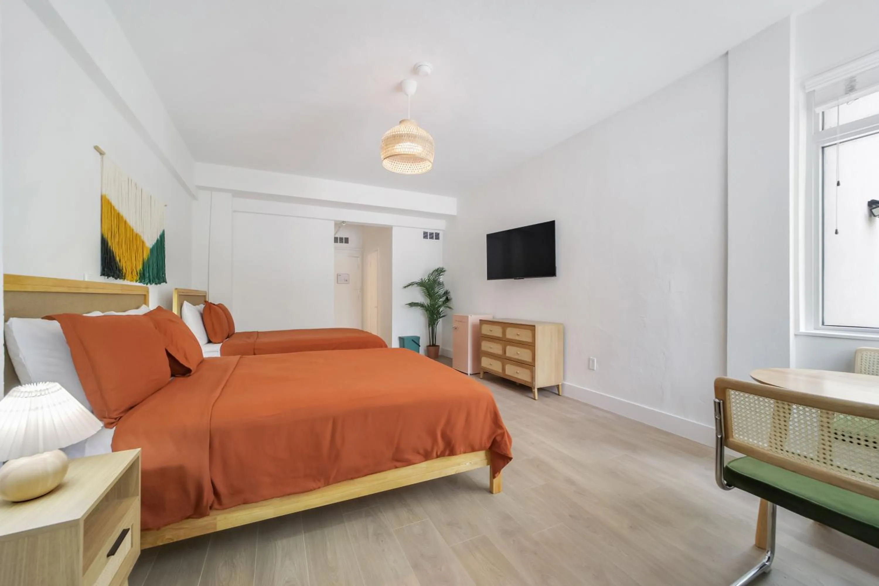 Communal lounge/ TV room, Bed in Tropics Hotel Miami Beach