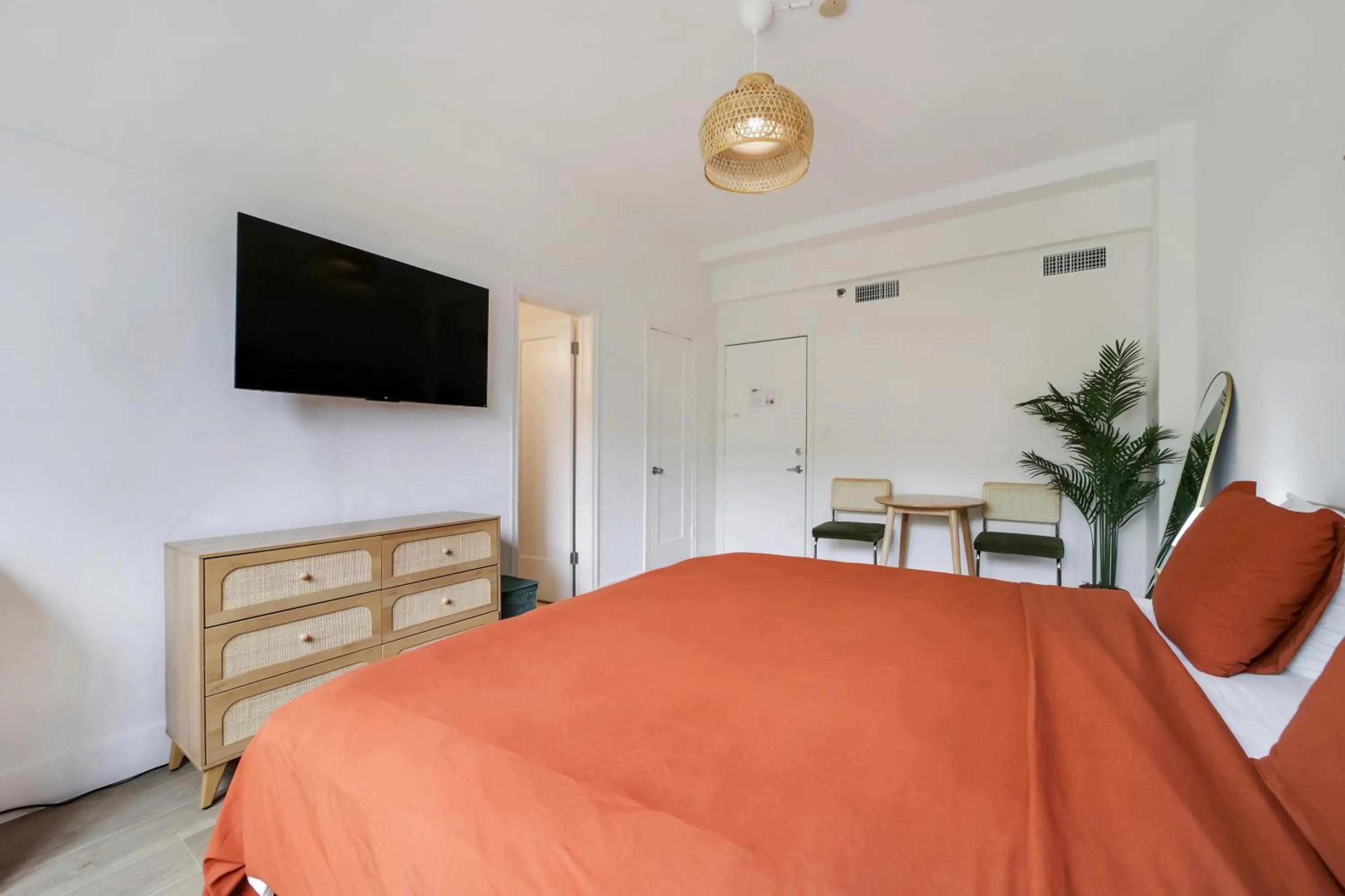 Communal lounge/ TV room, Bed in Tropics Hotel Miami Beach