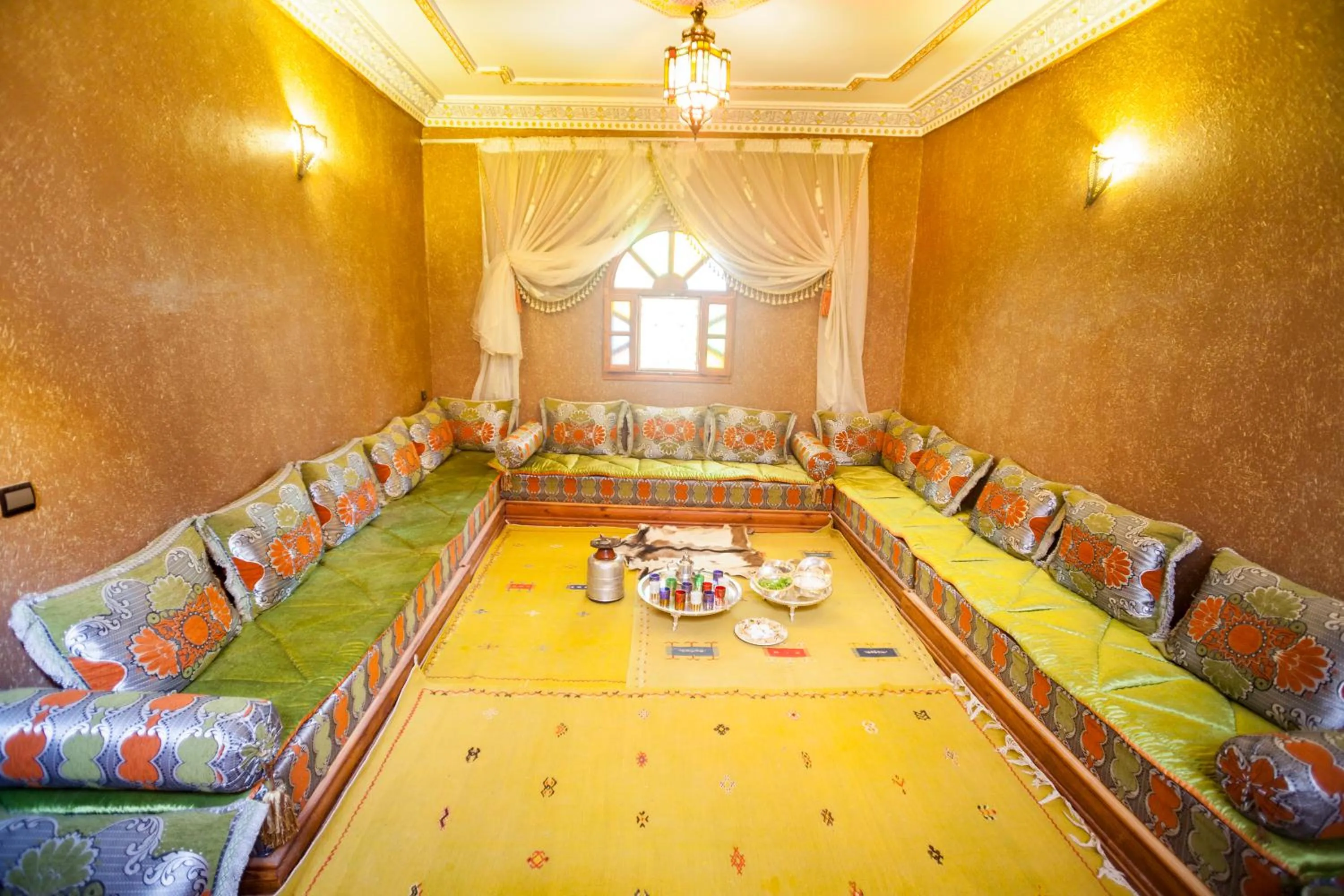 Communal lounge/ TV room in Riad Soleil du Monde