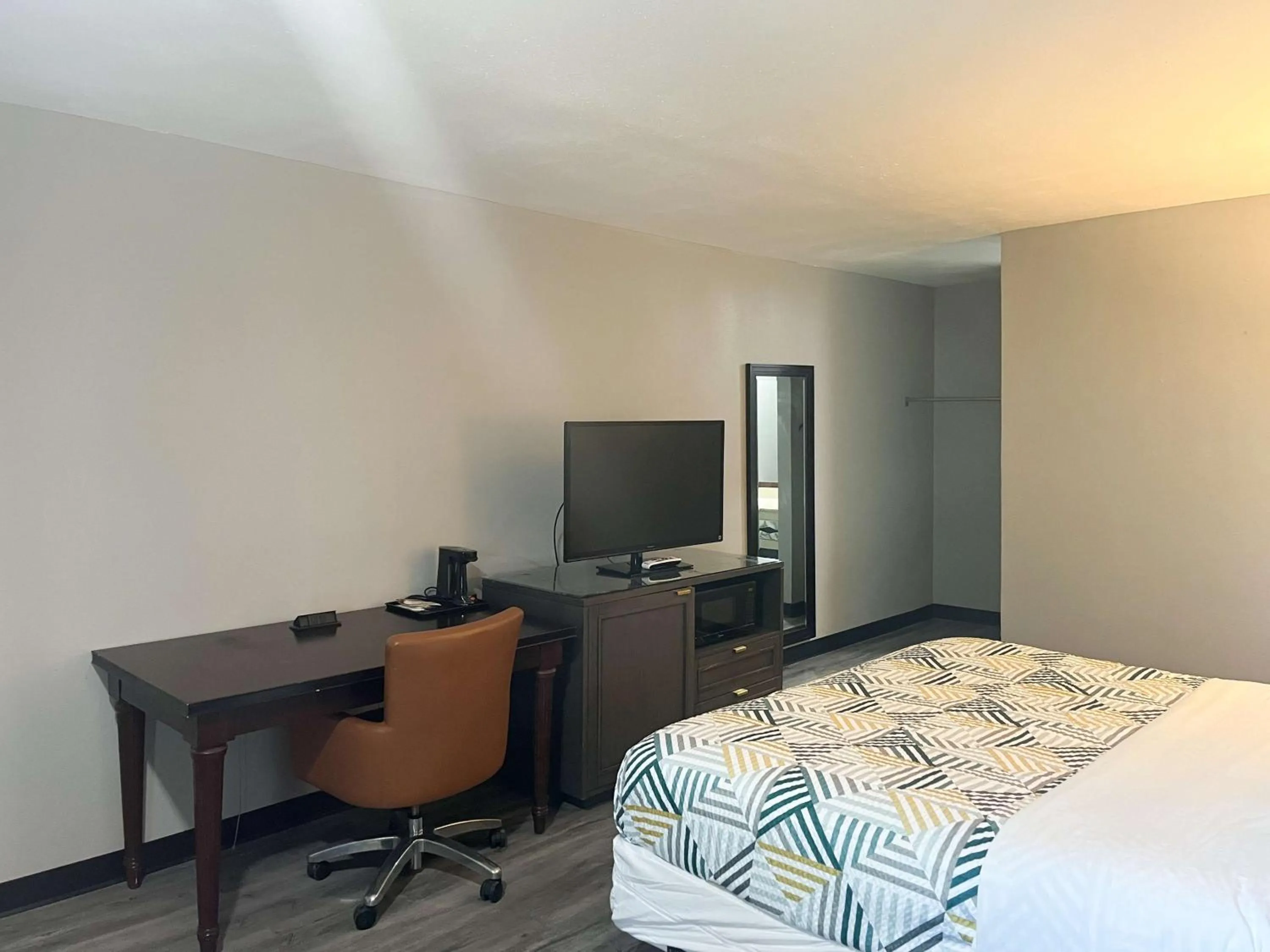 Photo of the whole room, Bed in Motel 6 Borger, TX Boom Town