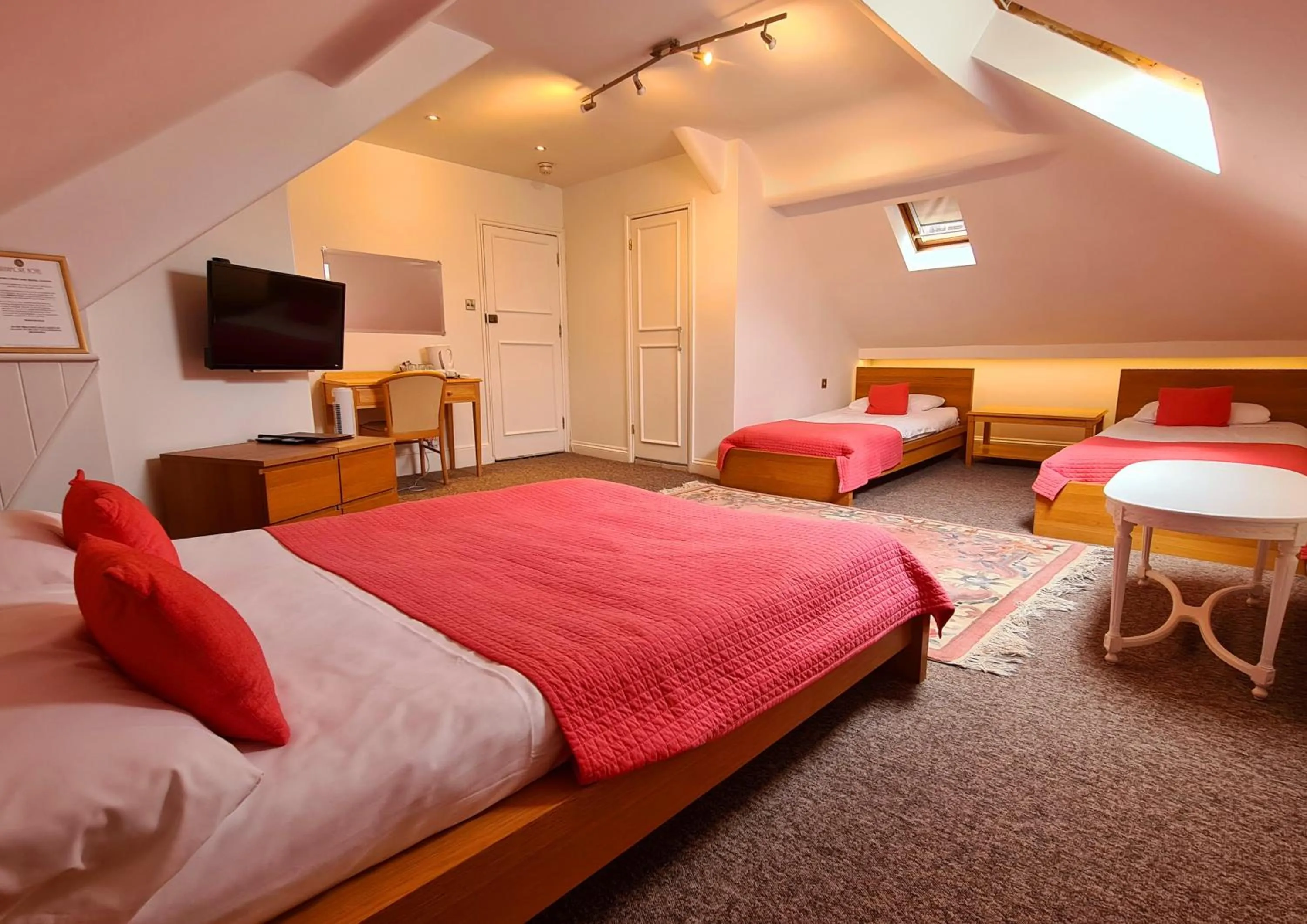 Photo of the whole room, Bed in Rushmore Hotel