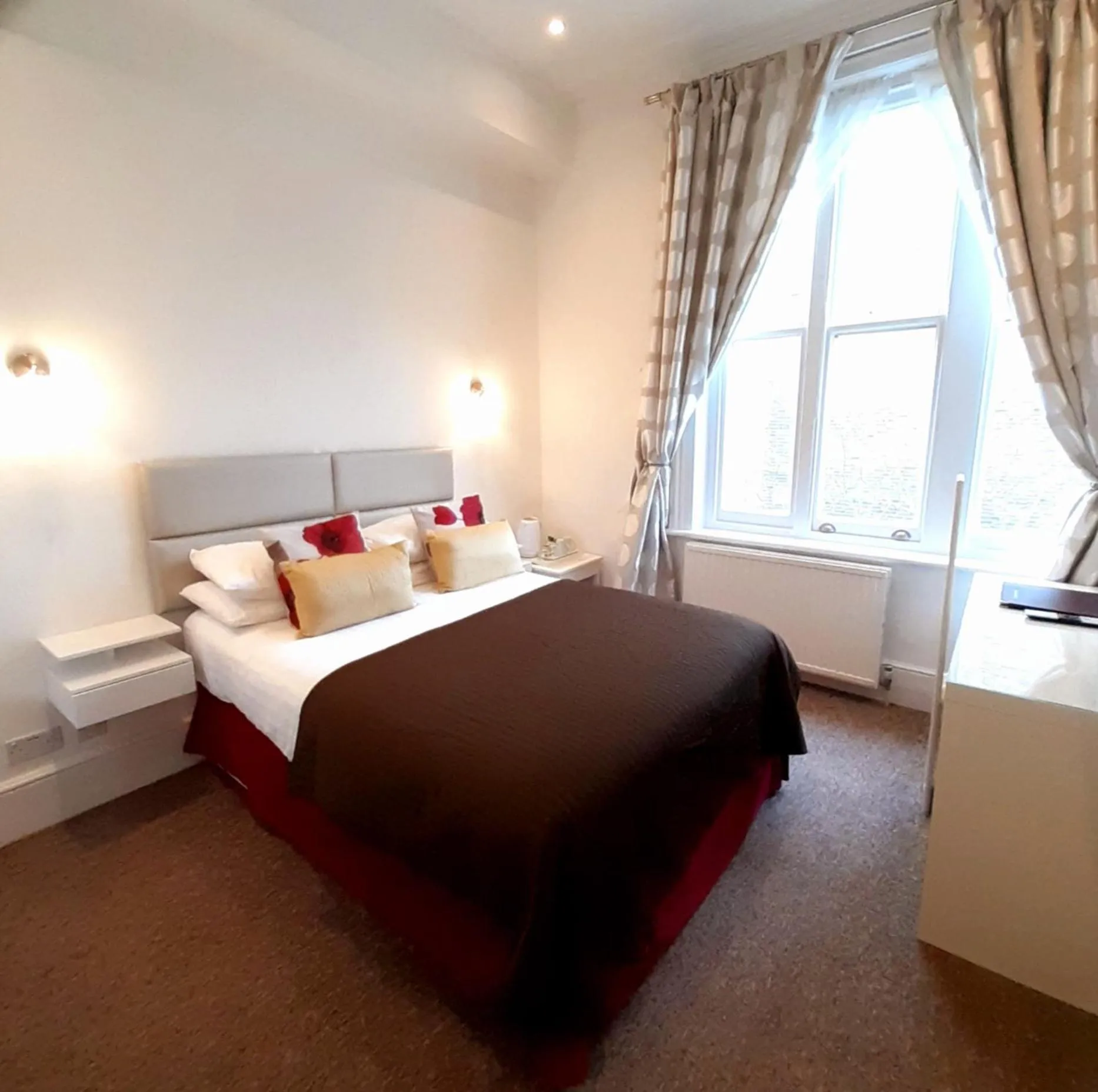 Bedroom, Bed in Rushmore Hotel