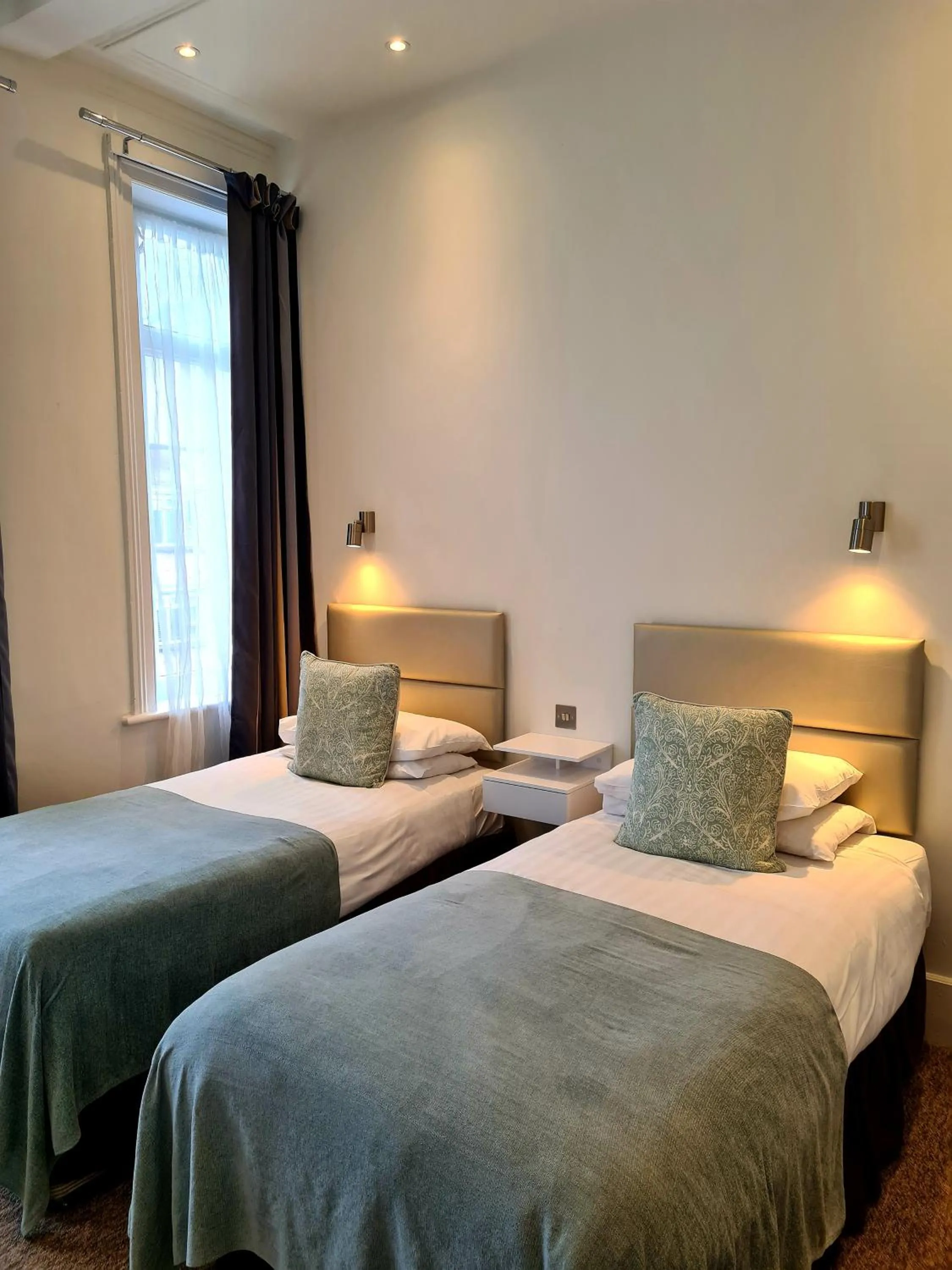 Bedroom, Bed in Rushmore Hotel