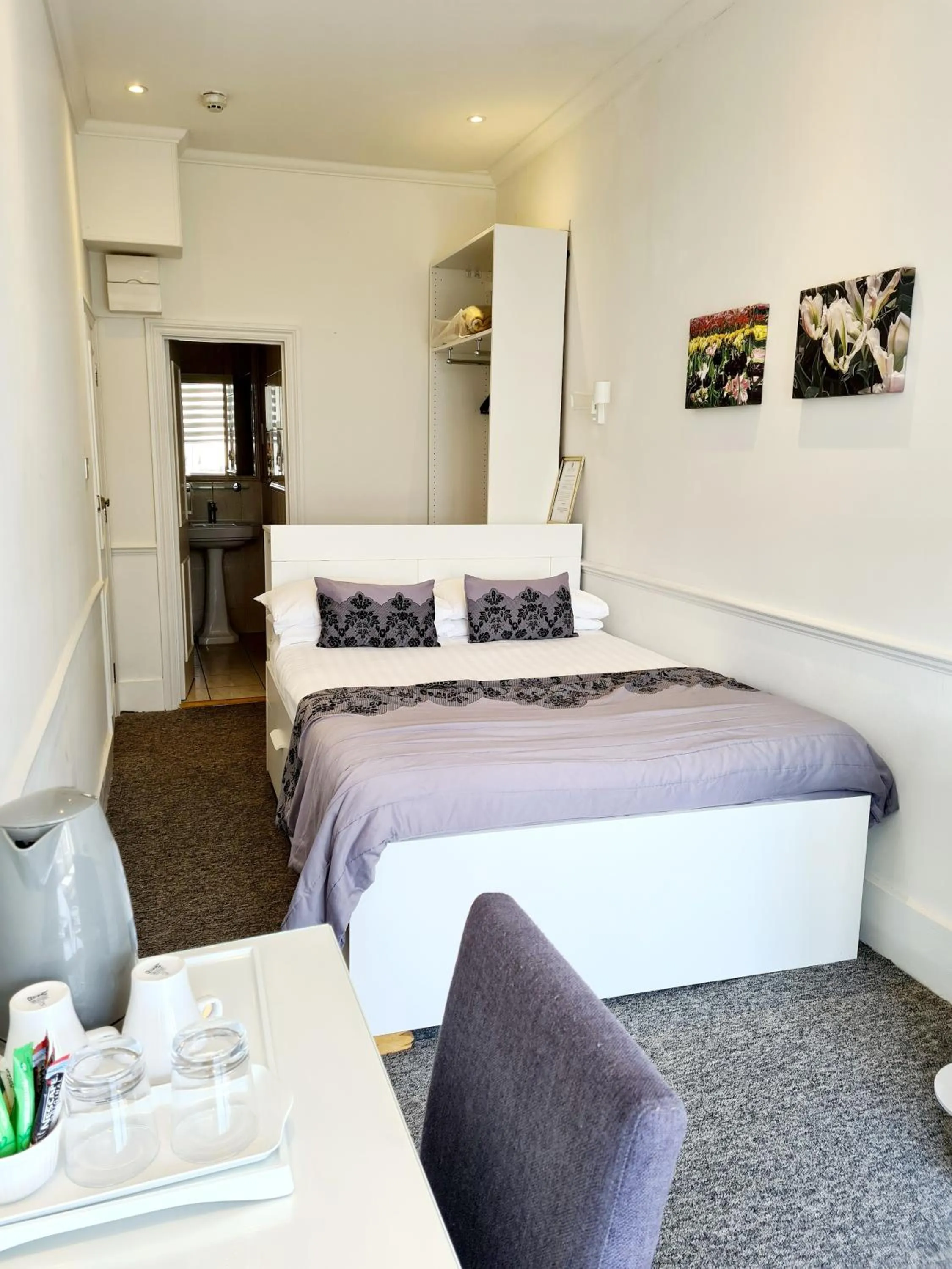 Bedroom, Bed in Rushmore Hotel