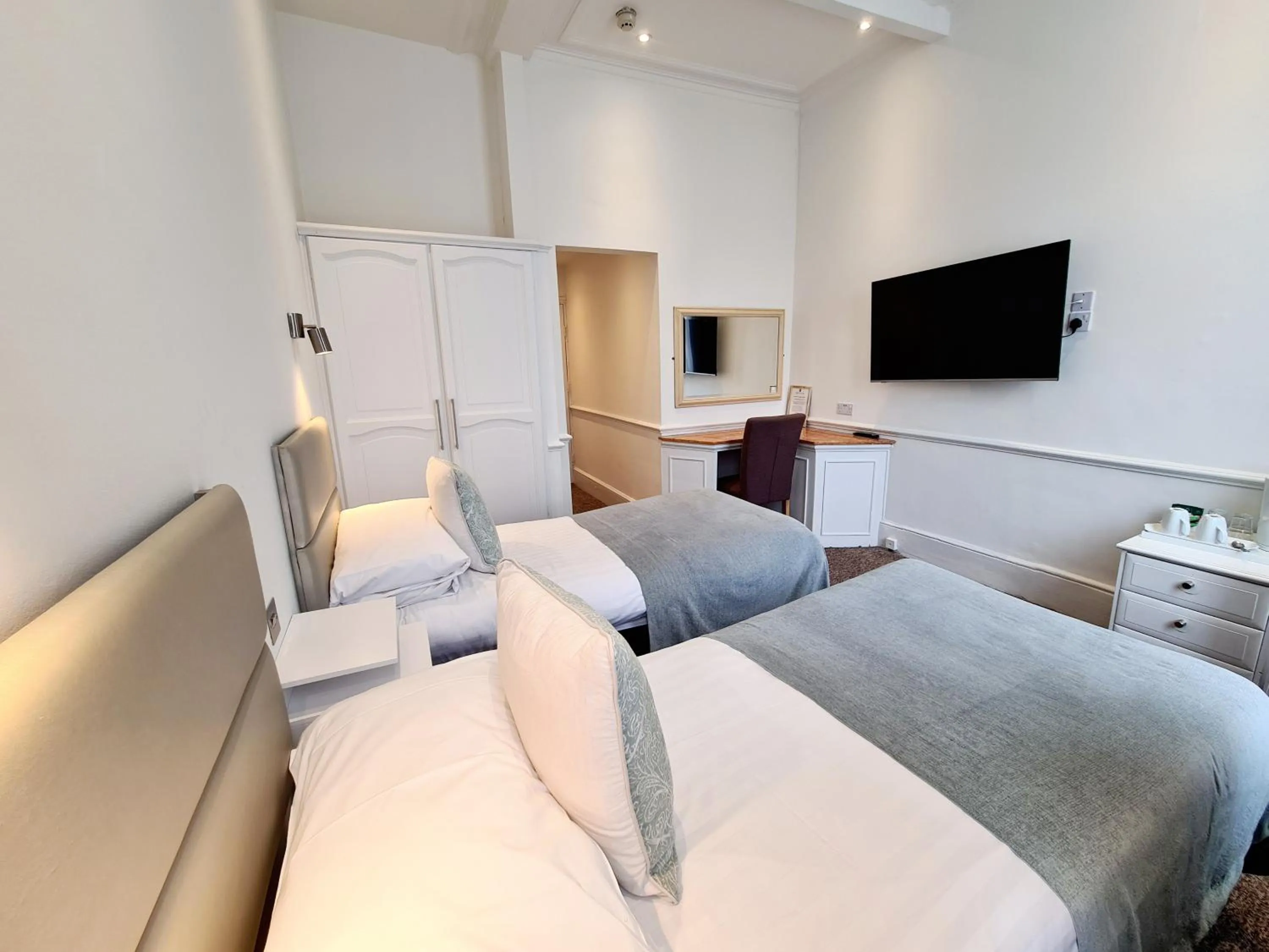 Photo of the whole room, Bed in Rushmore Hotel