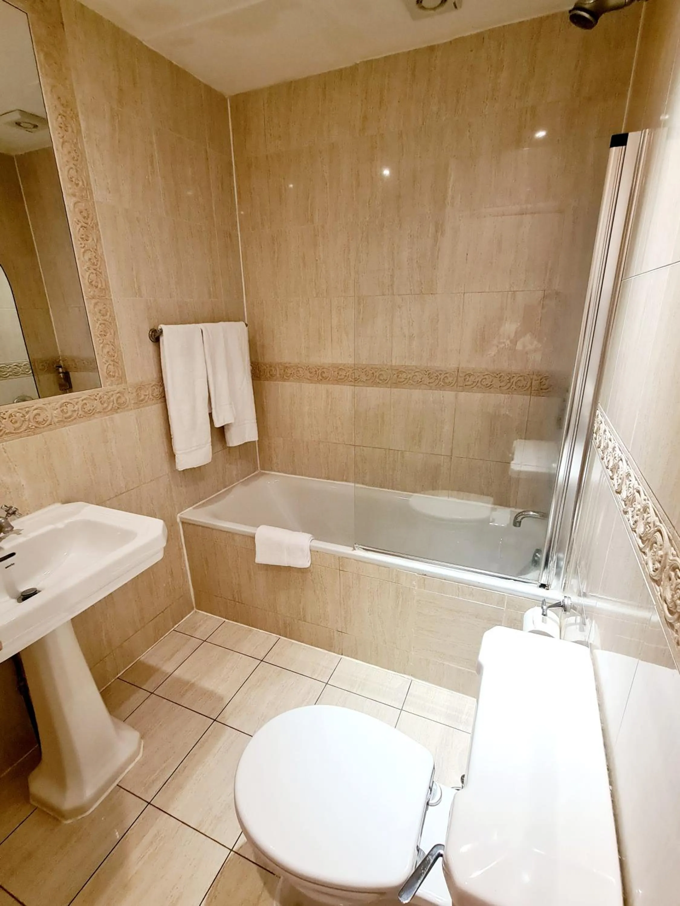 Bathroom in Rushmore Hotel