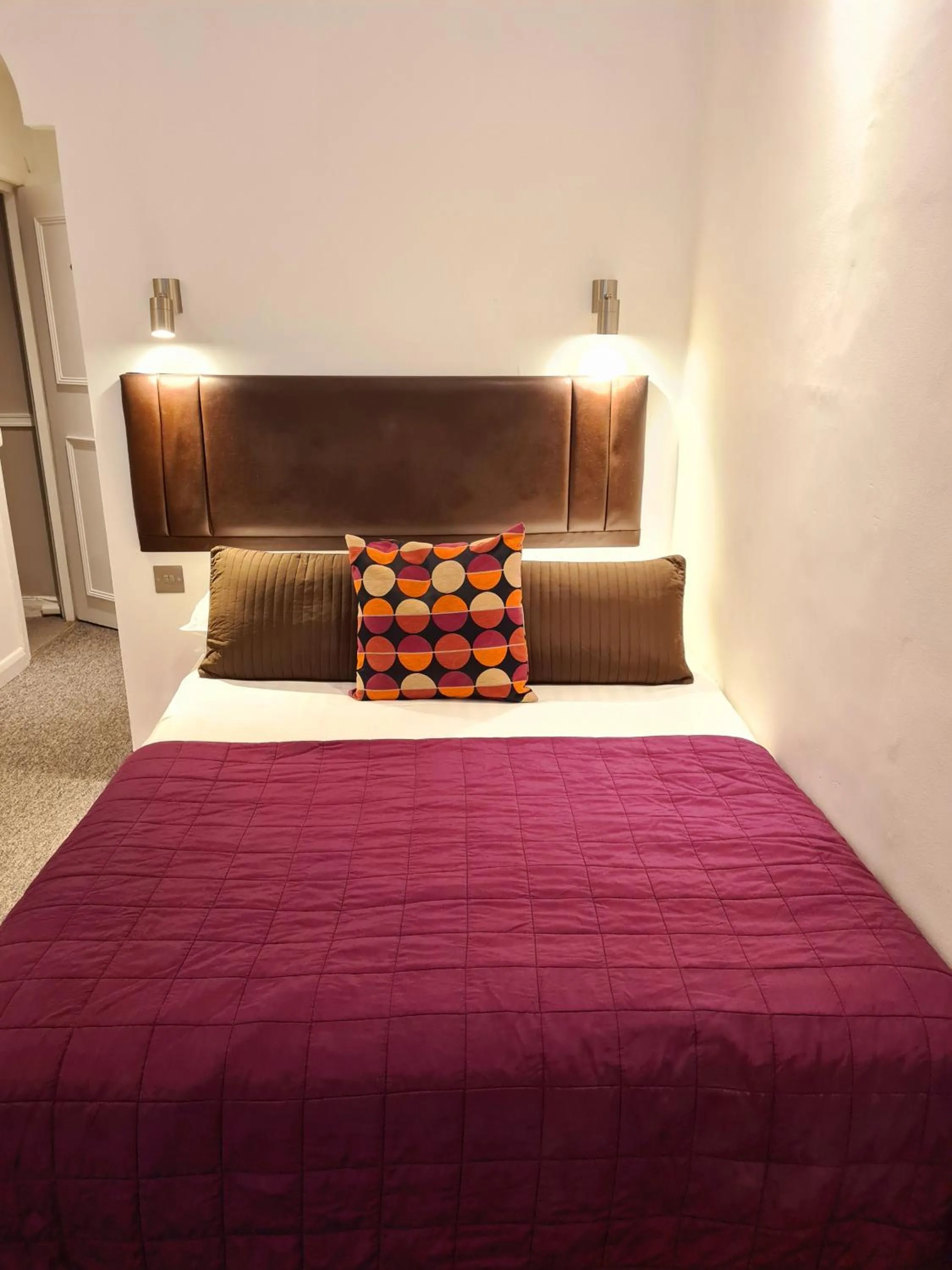 Bedroom, Bed in Rushmore Hotel