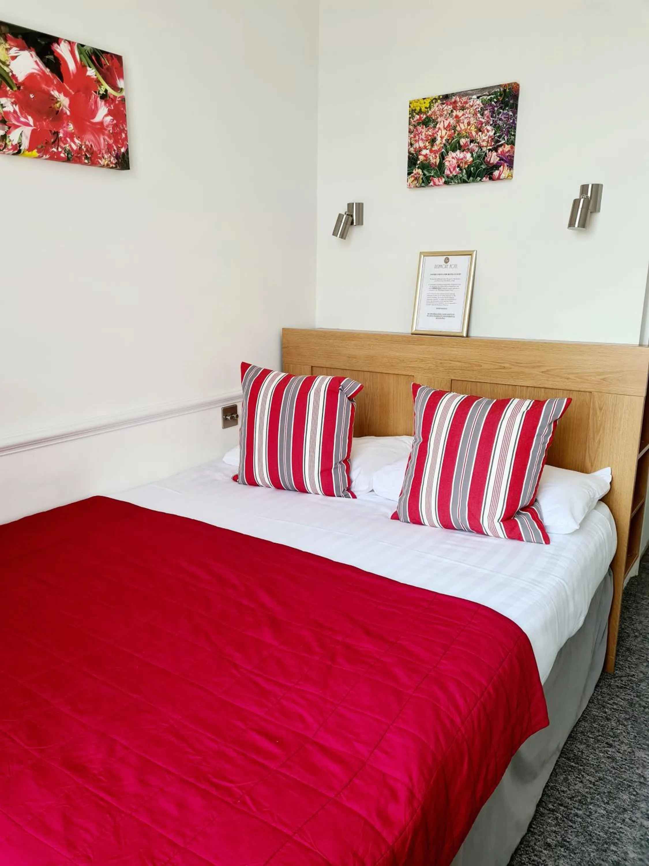 Bedroom, Bed in Rushmore Hotel