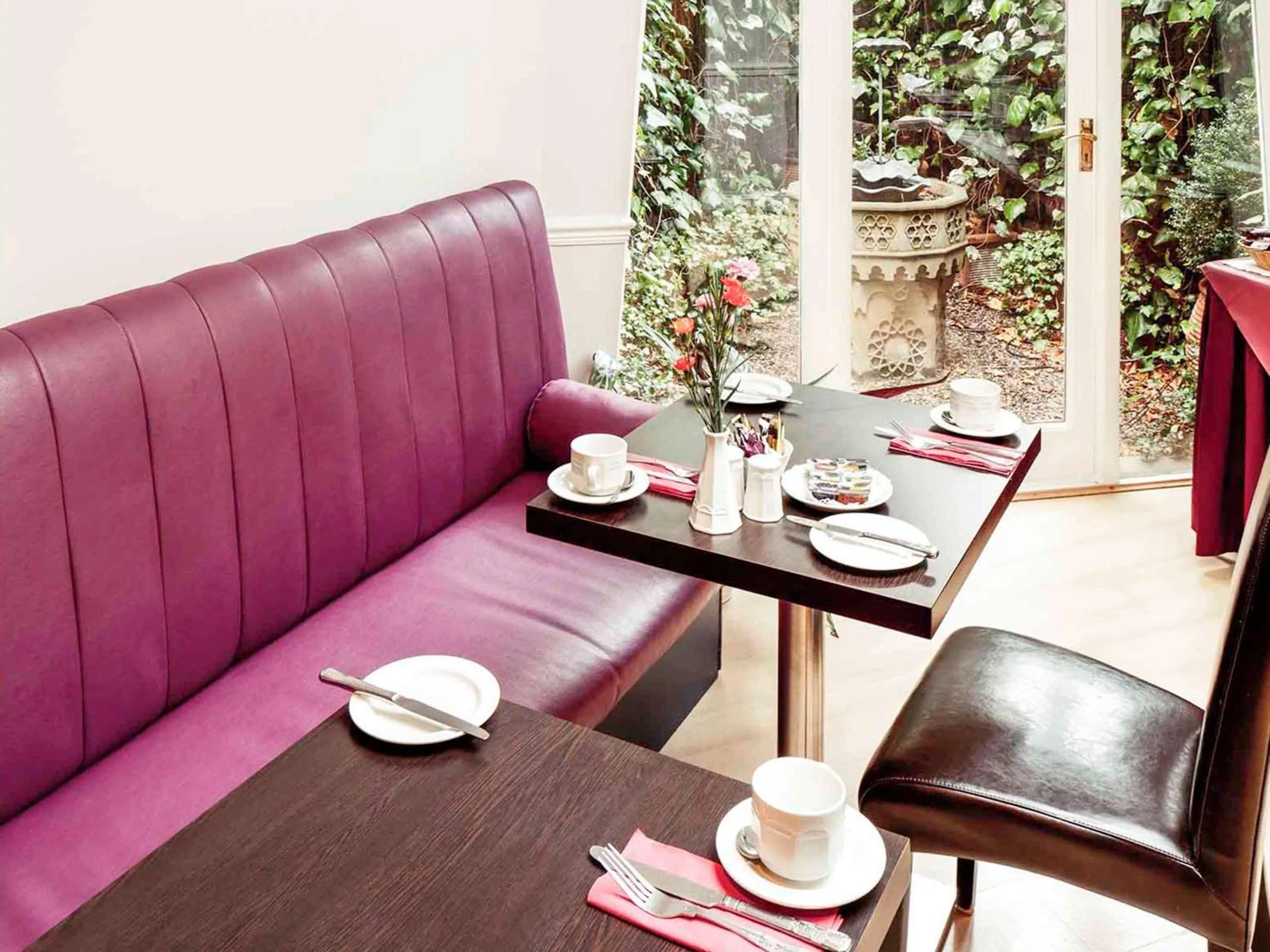 Restaurant/Places to Eat in Mercure London Kensington Hotel