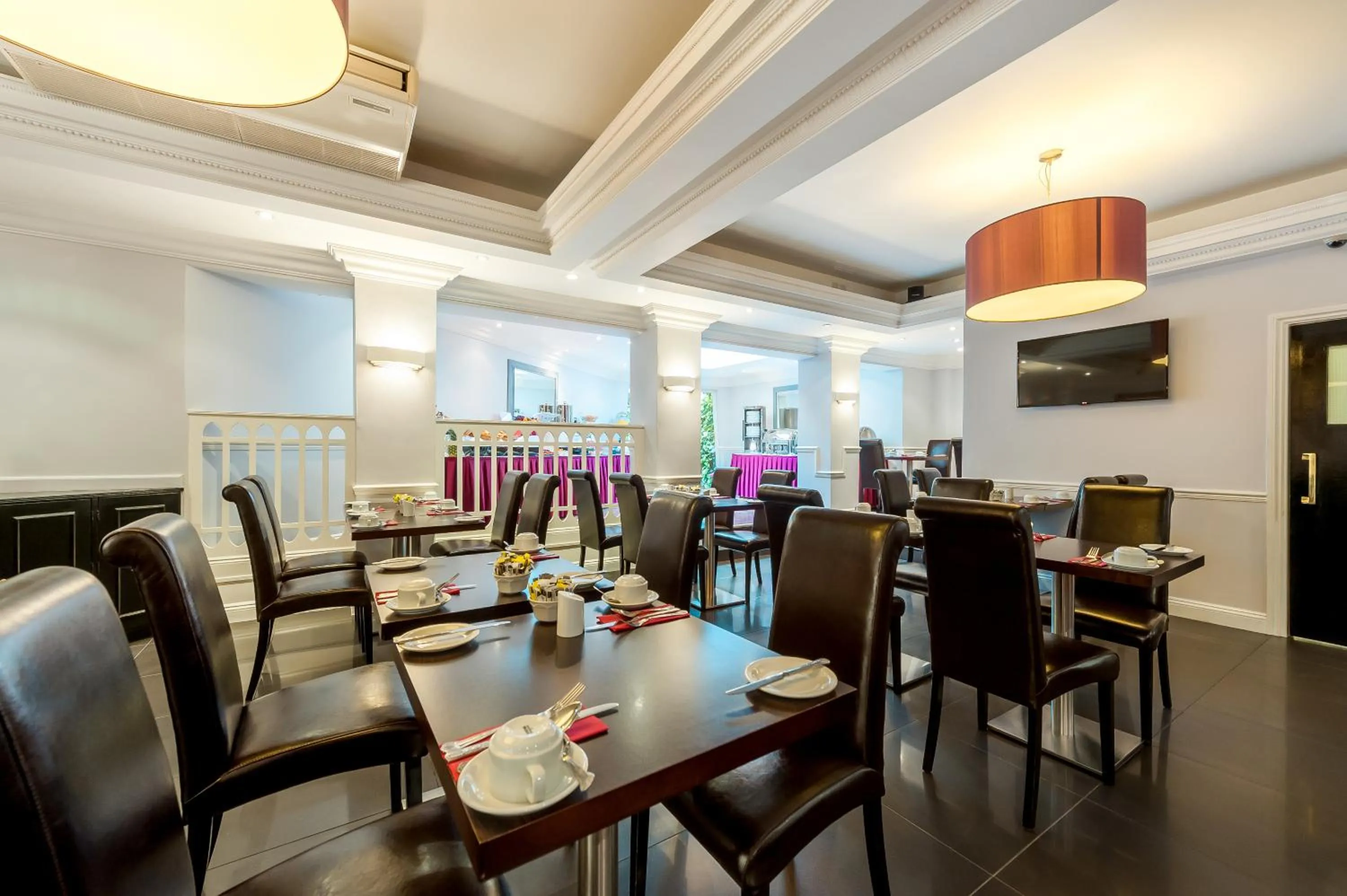 Restaurant/Places to Eat in Mercure London Kensington Hotel