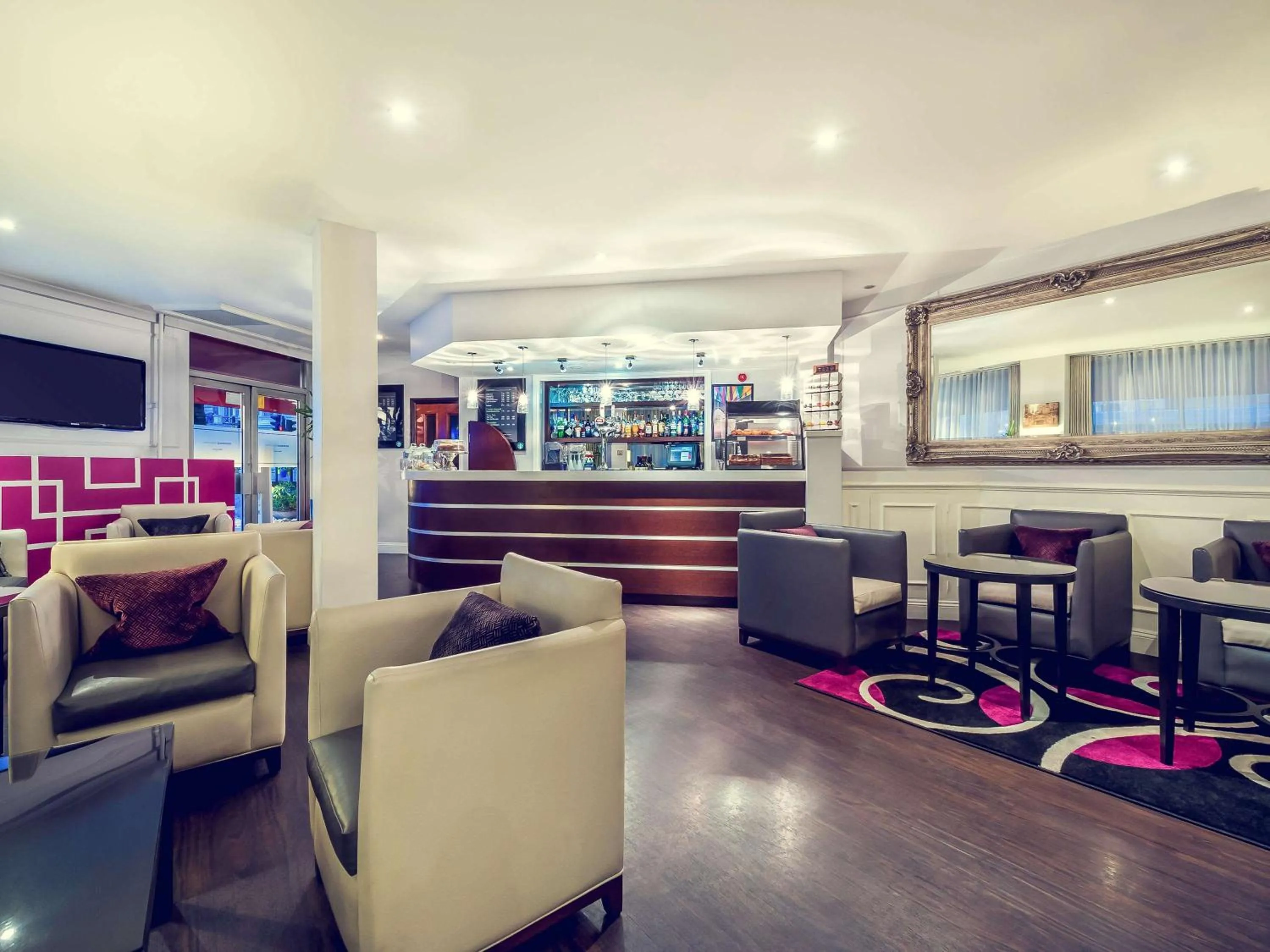 Property building, Lounge/Bar in Mercure London Kensington Hotel