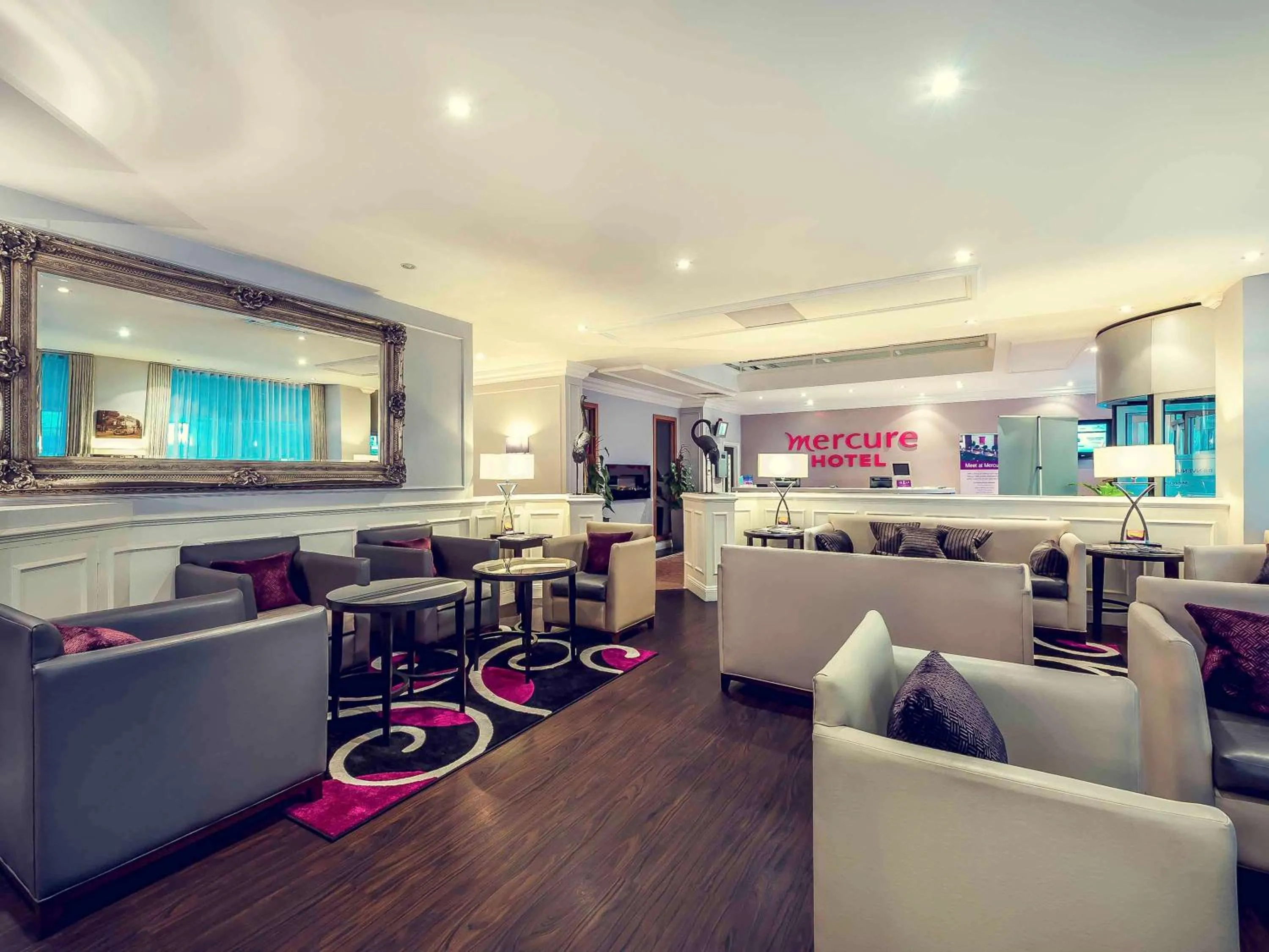 Lounge or bar, Restaurant/Places to Eat in Mercure London Kensington Hotel