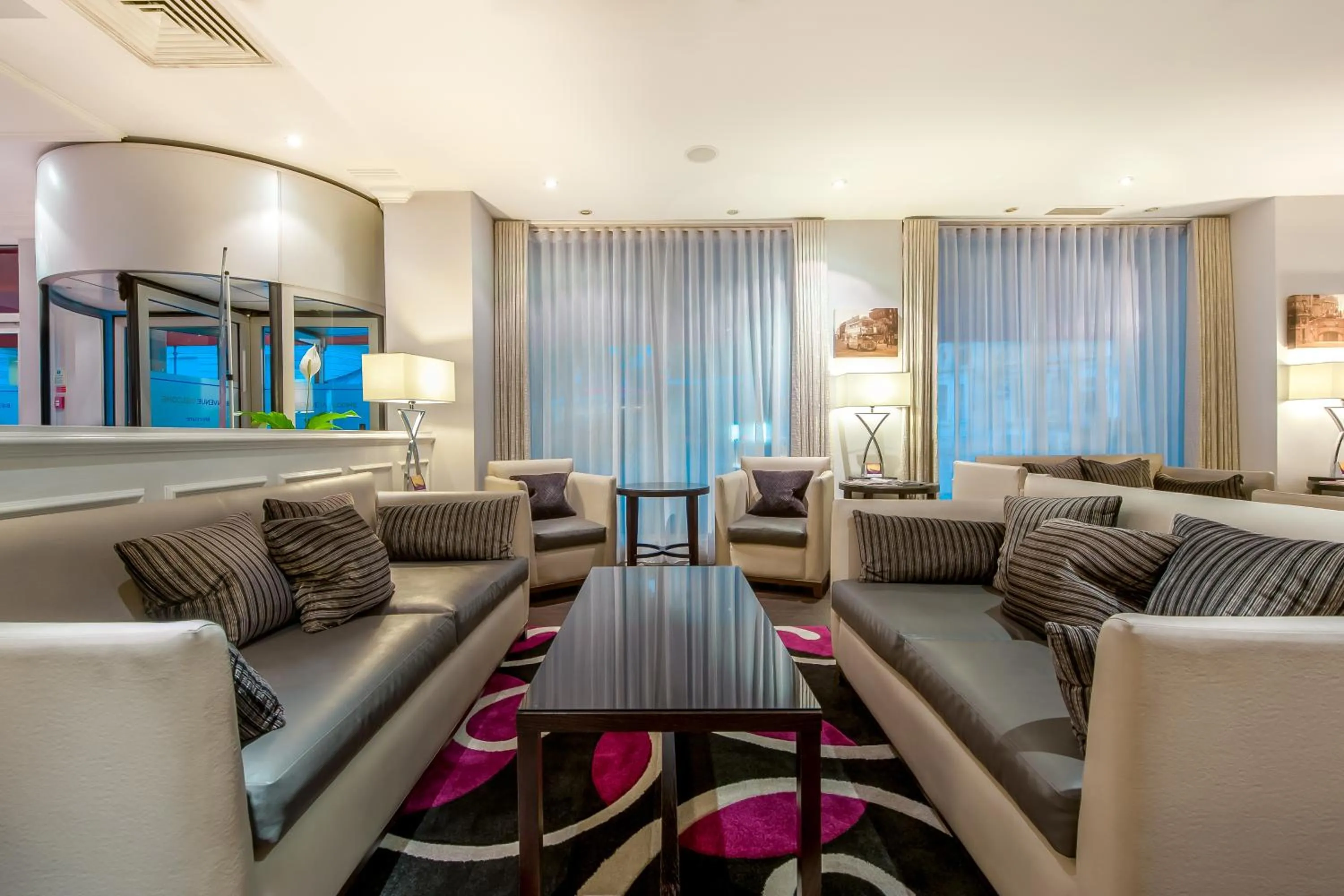 Living room, Seating Area in Mercure London Kensington Hotel