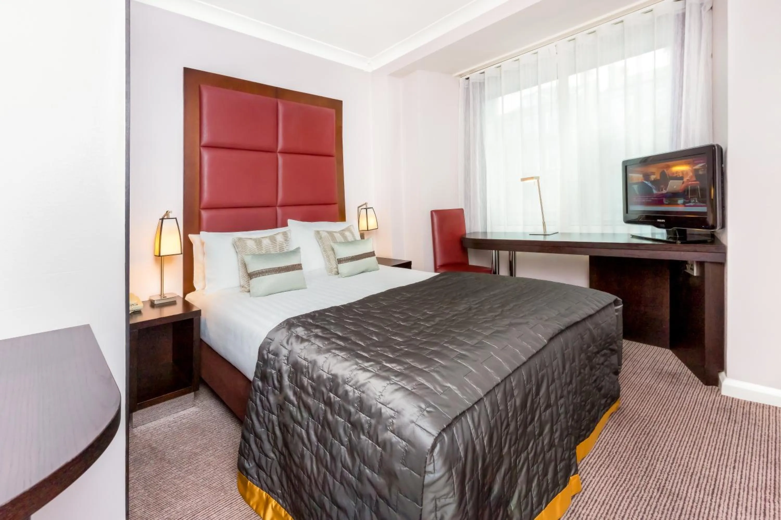 Bed, TV/Entertainment Center in Mercure London Kensington Hotel