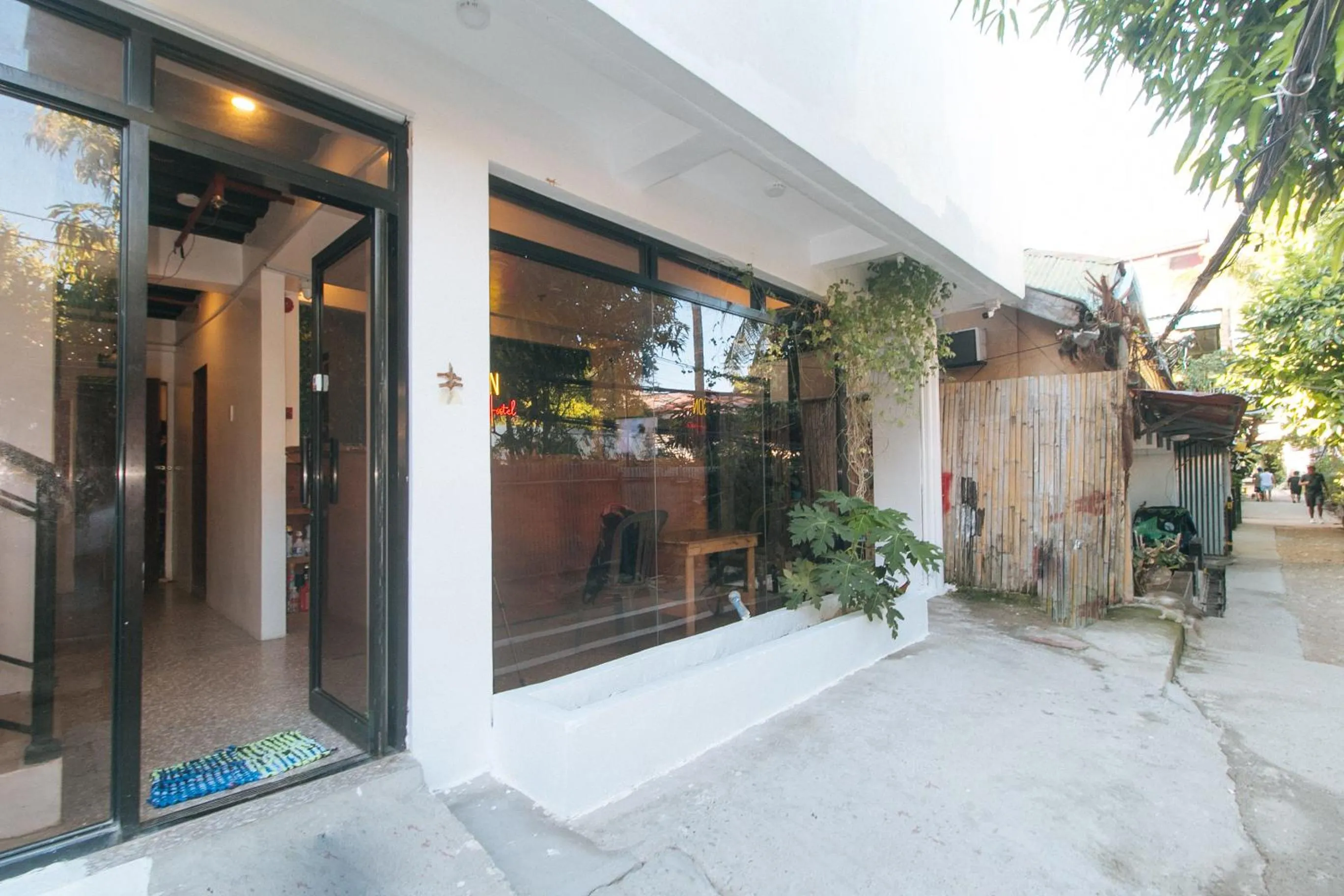 Property building in RedDoorz @ Recson Boracay Hostel