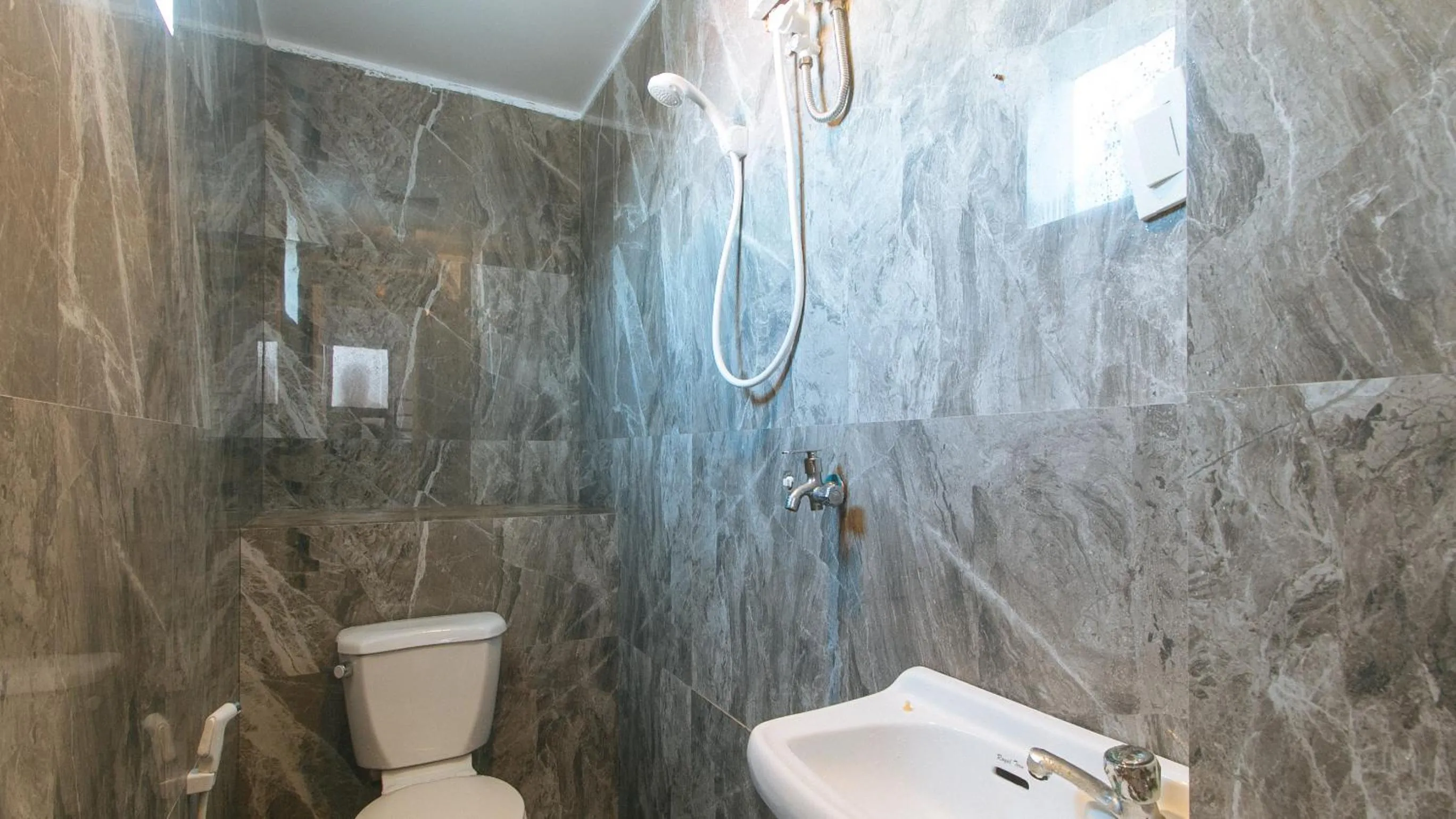 Shower in RedDoorz @ Recson Boracay Hostel