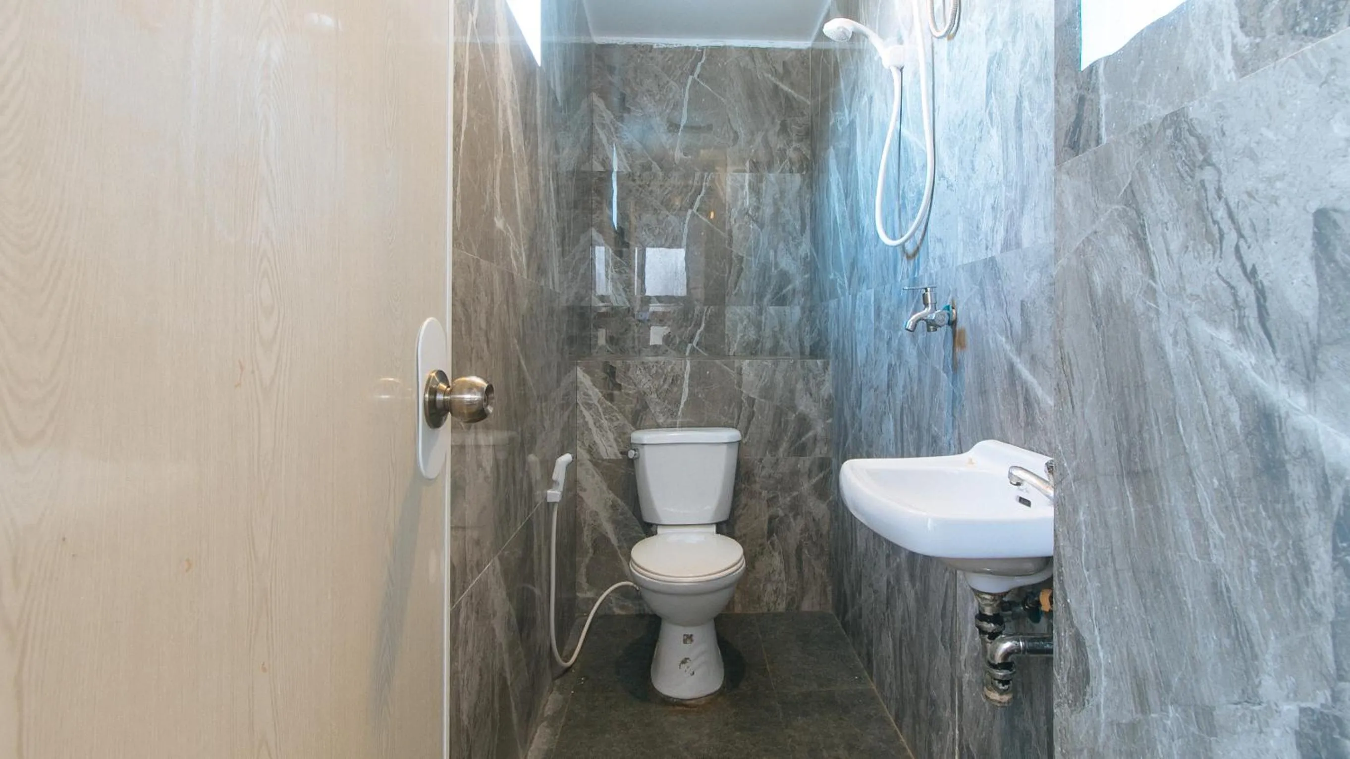 Toilet in RedDoorz @ Recson Boracay Hostel