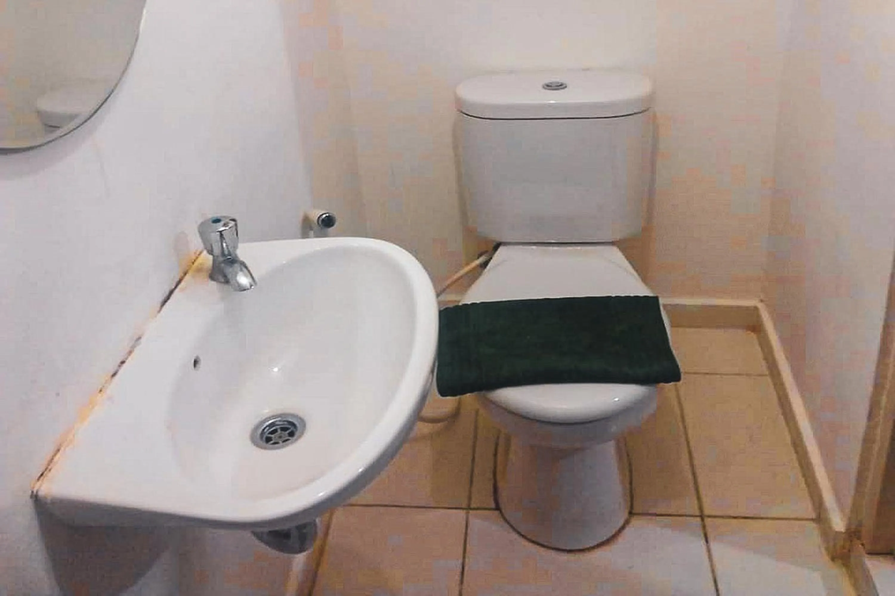 Toilet in Barata Residence Aeropolis