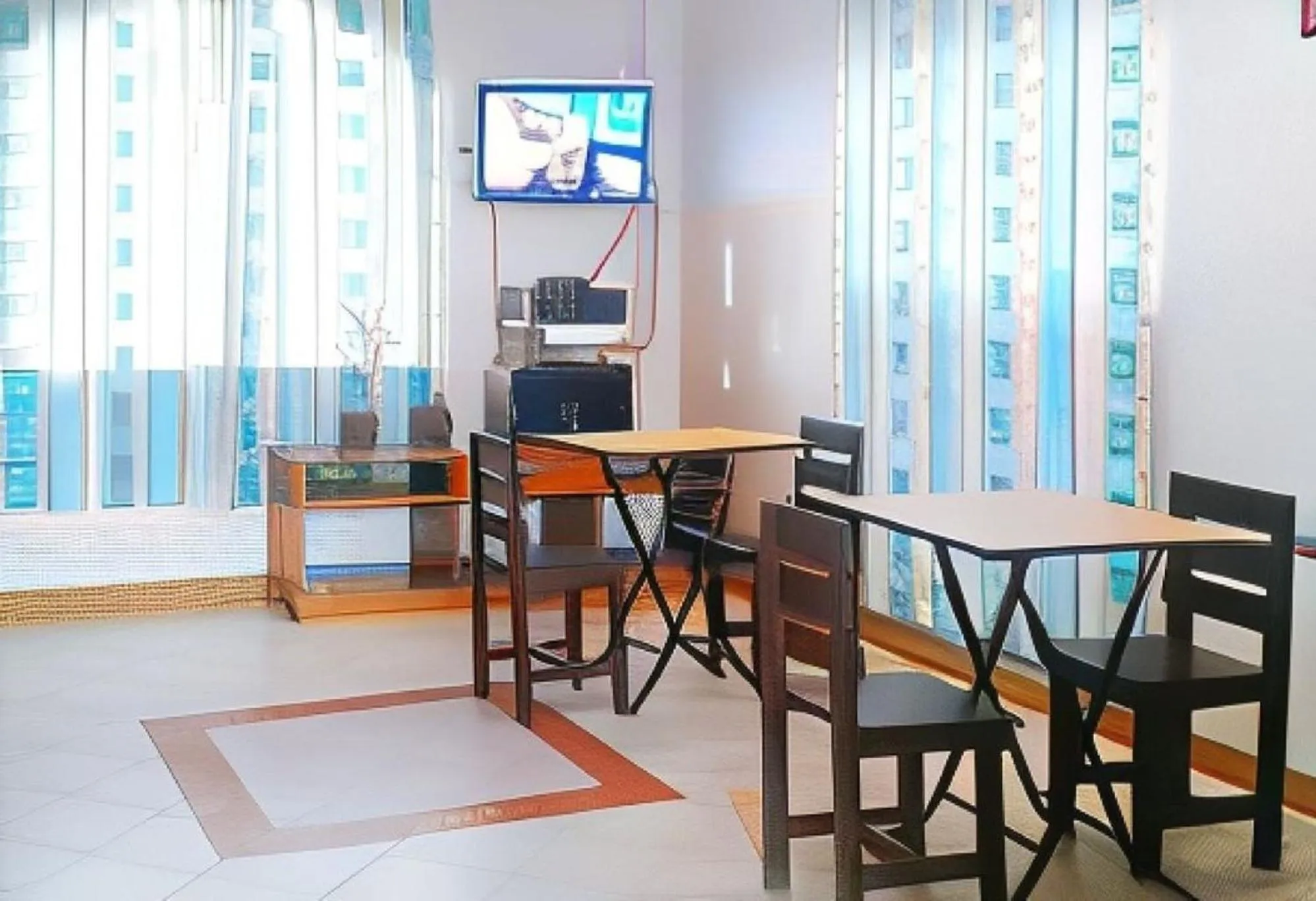 Seating area in RedDoorz @ D'Little Egg Hostel Pangasinan