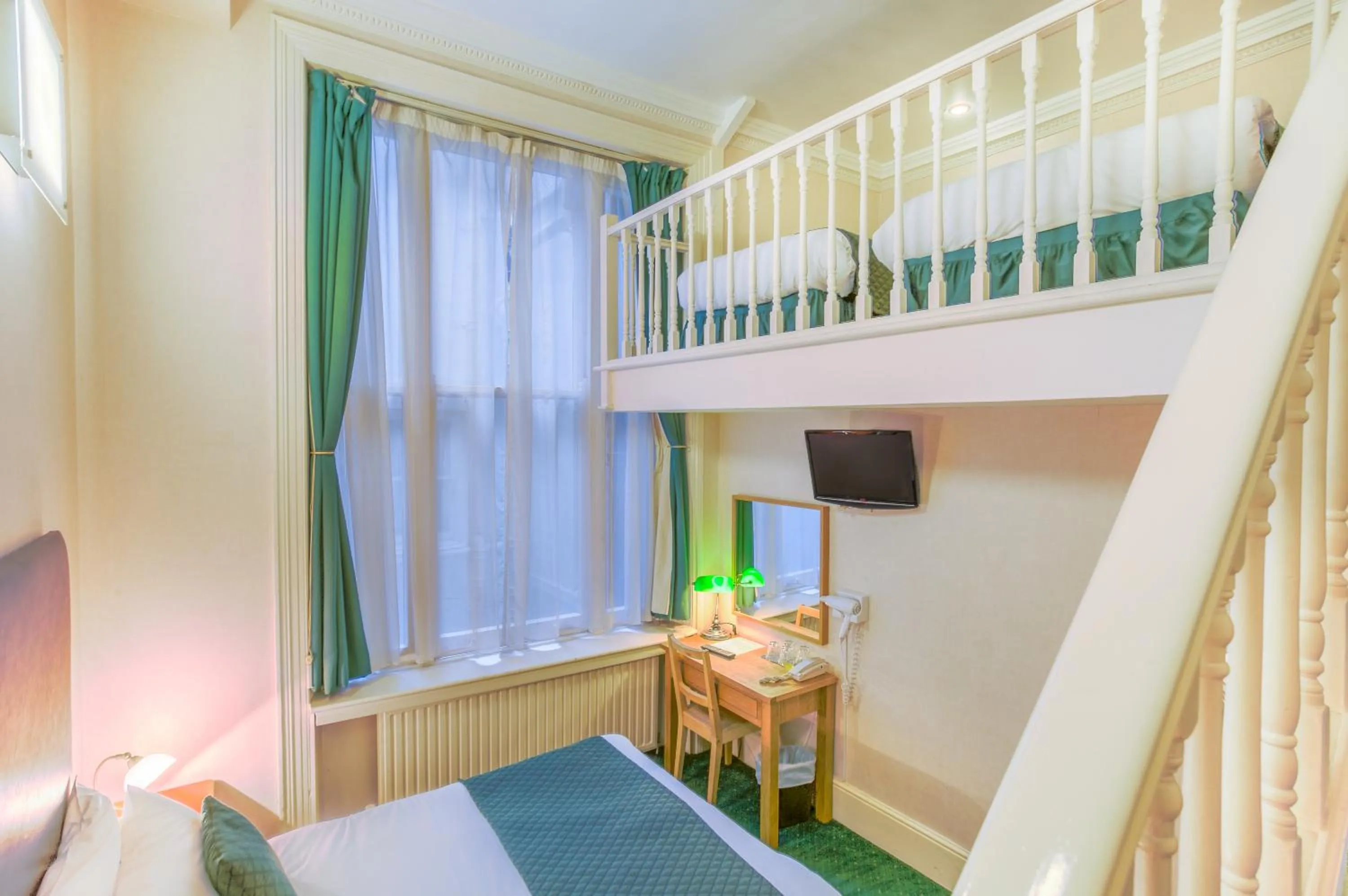 Bedroom, Bed in London Town Hotel