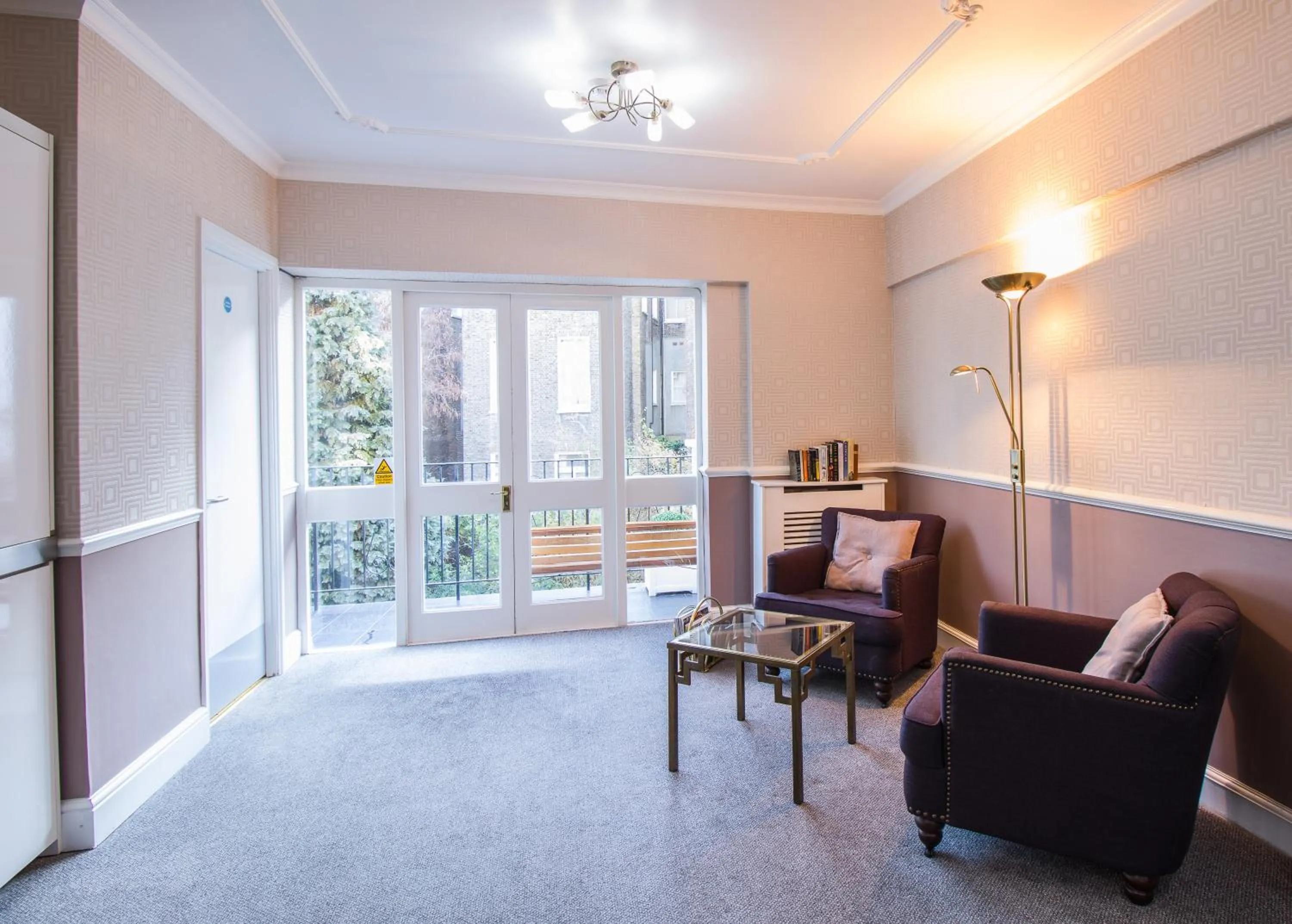 Communal lounge/ TV room in London Town Hotel