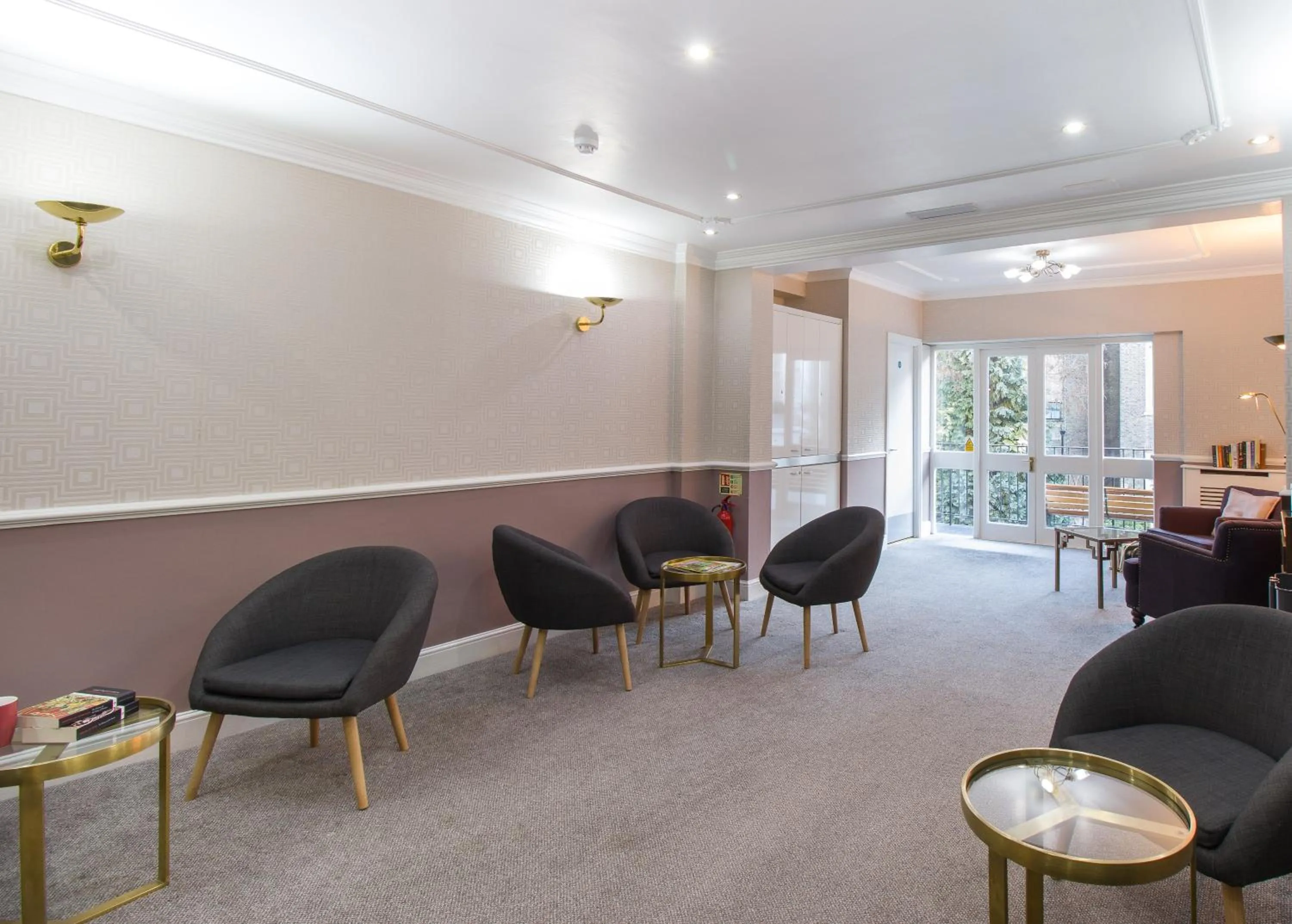 Communal lounge/ TV room in London Town Hotel