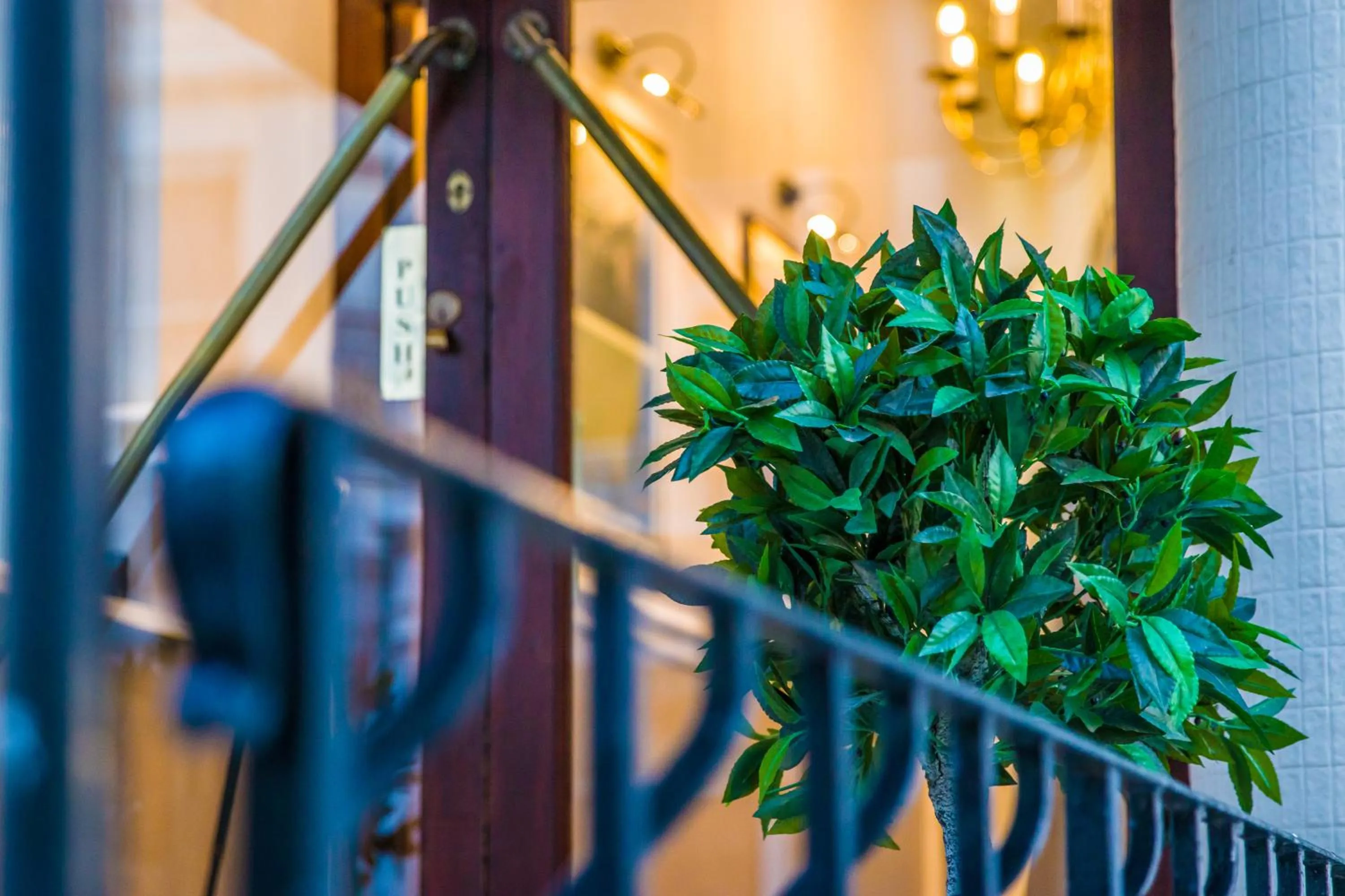 Facade/entrance in London Town Hotel