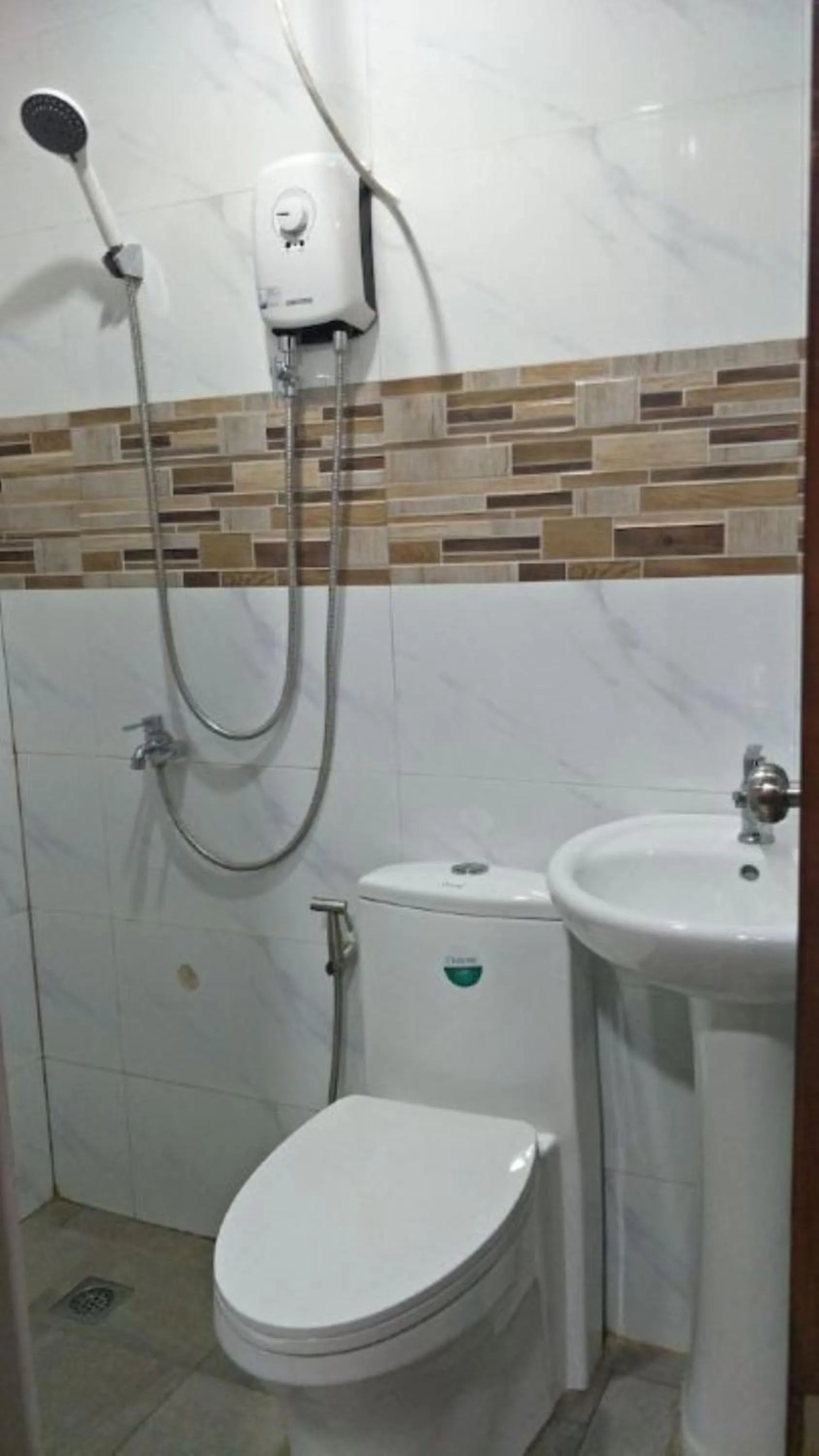 Shower in RedDoorz @ Recson Hostel Coron Palawan