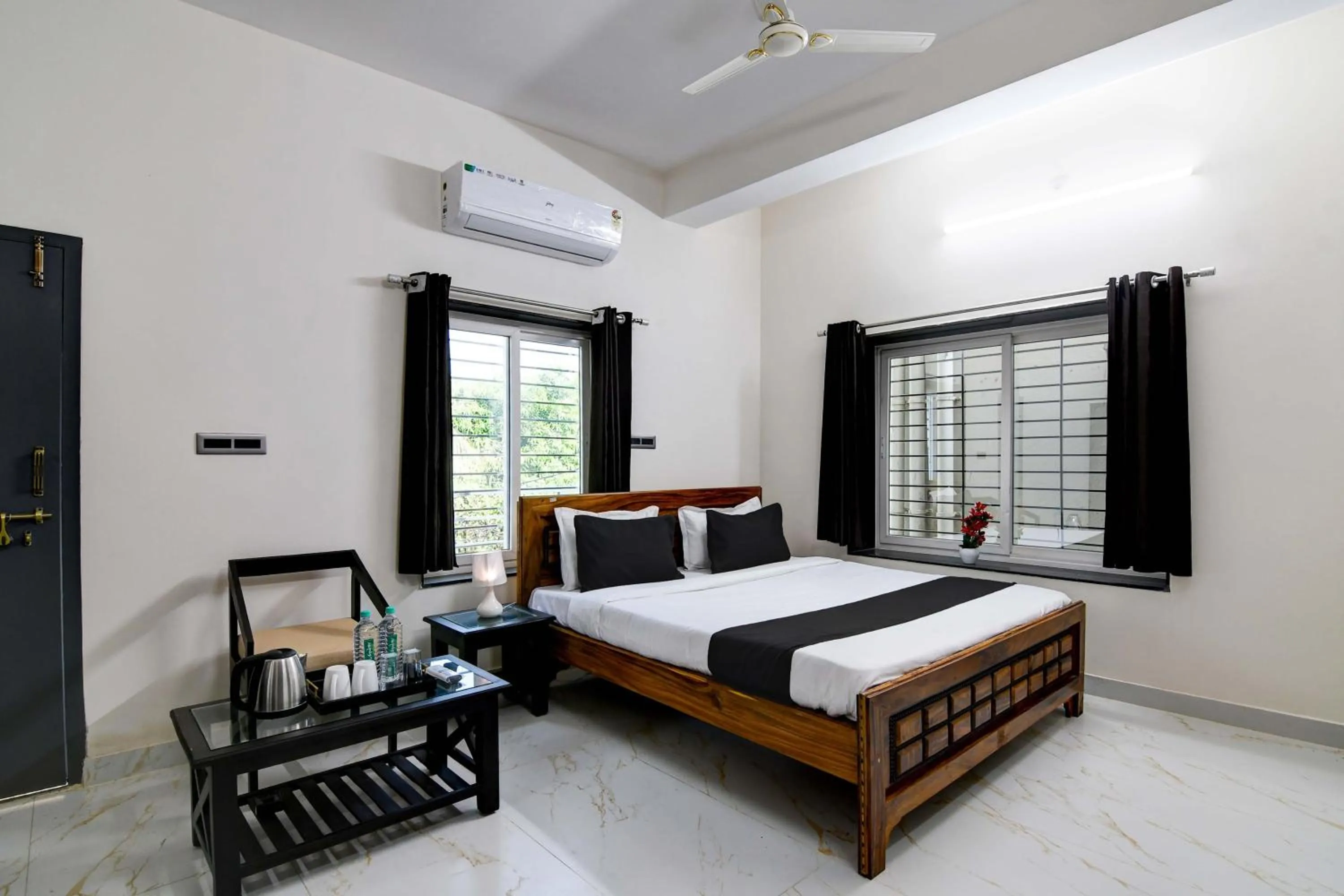 Bedroom, Bed in Hotel O SS INN Hotels & Homes