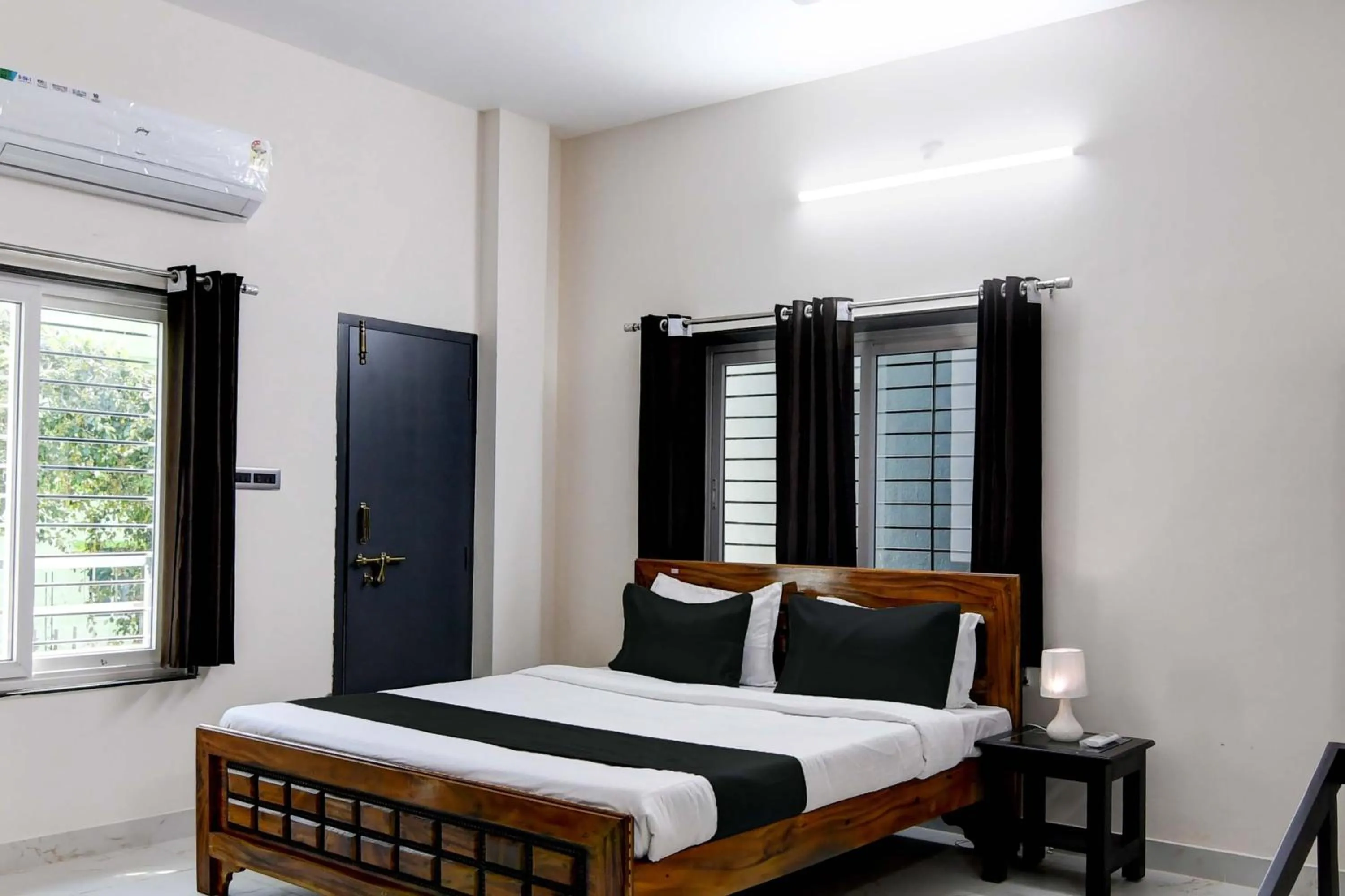 Bedroom, Bed in Hotel O SS INN Hotels & Homes