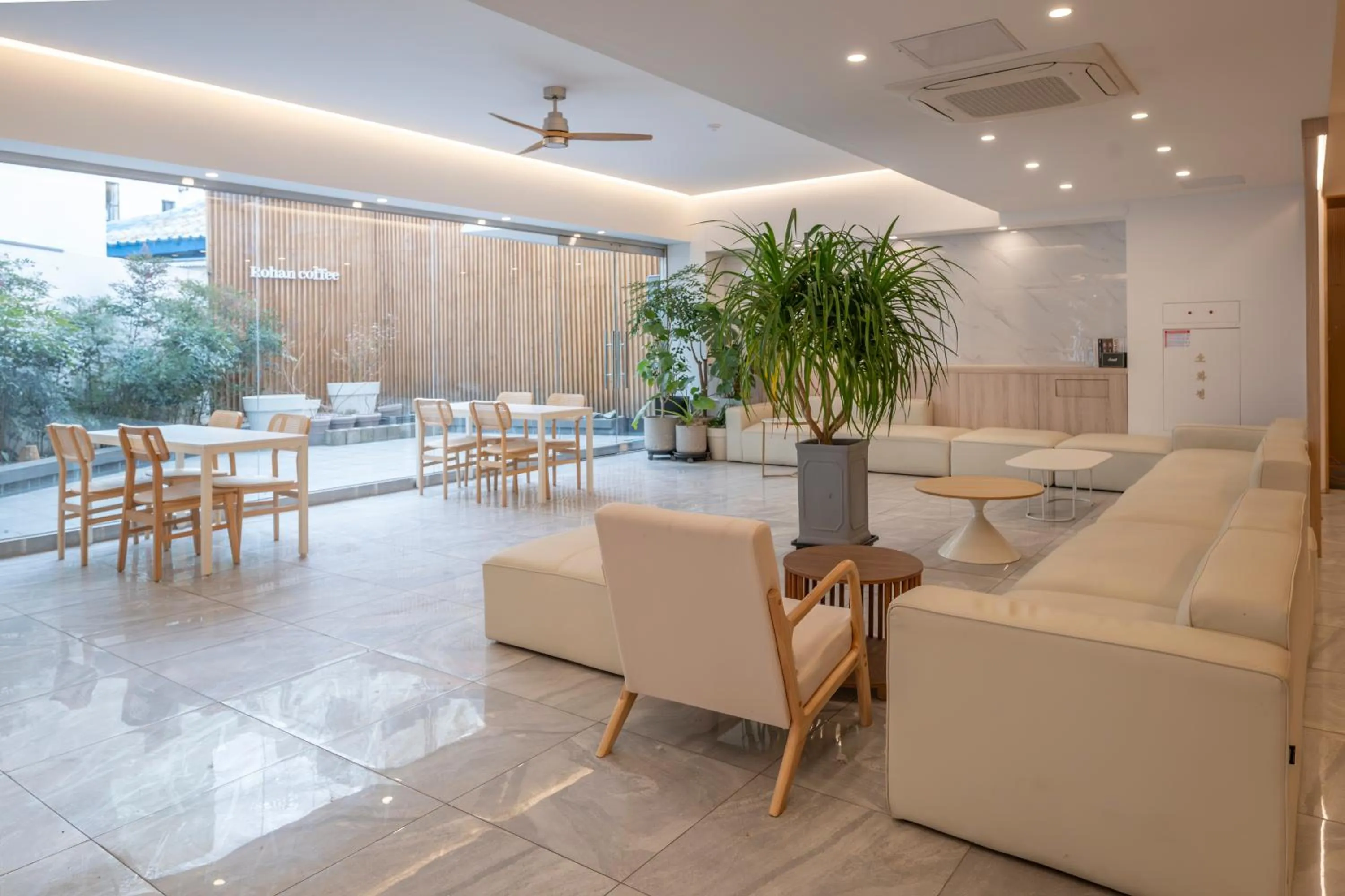 Lounge or bar in Shire Hotel Heritage Busan Station