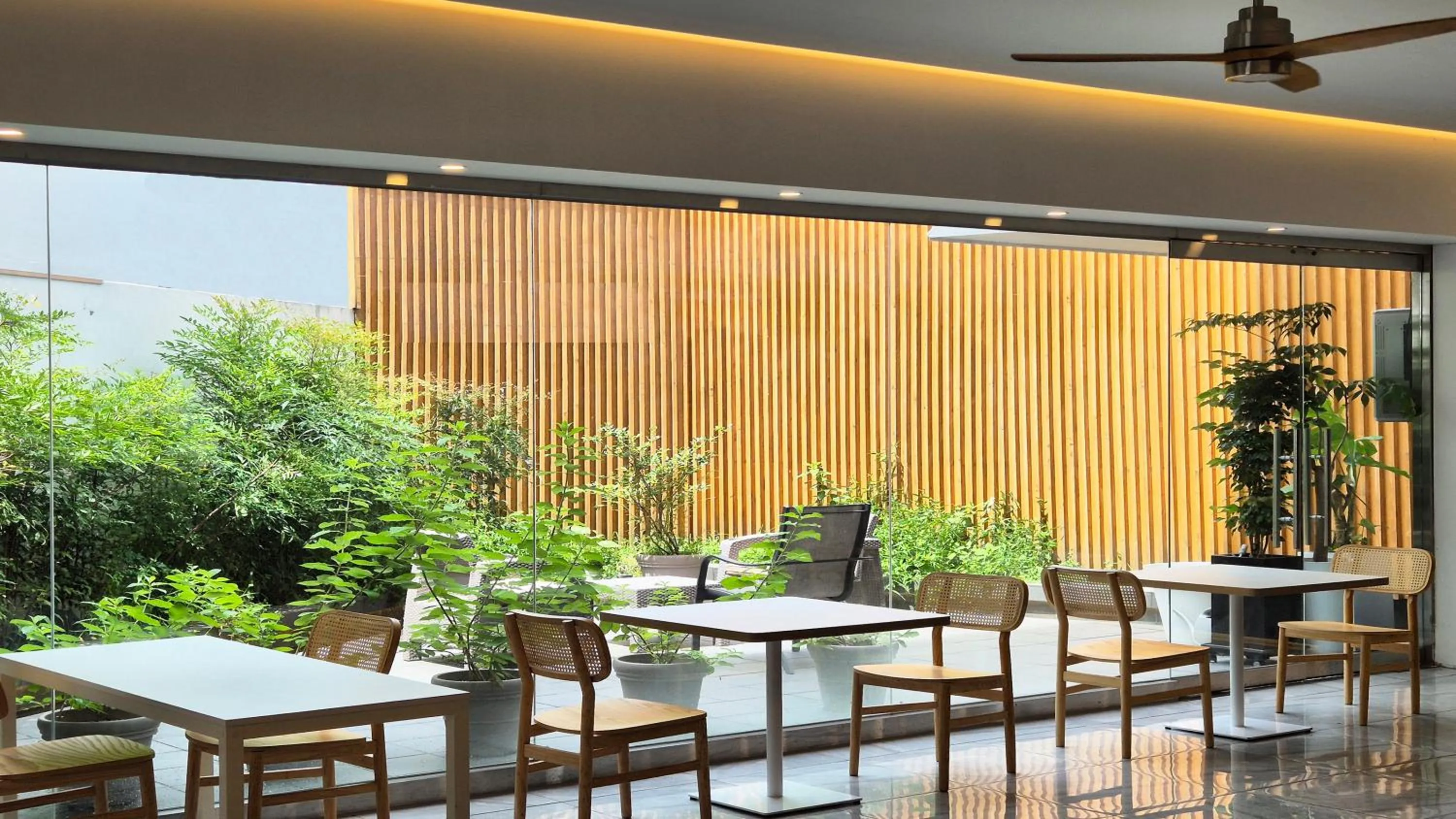 Restaurant/places to eat in Shire Heritage hotel