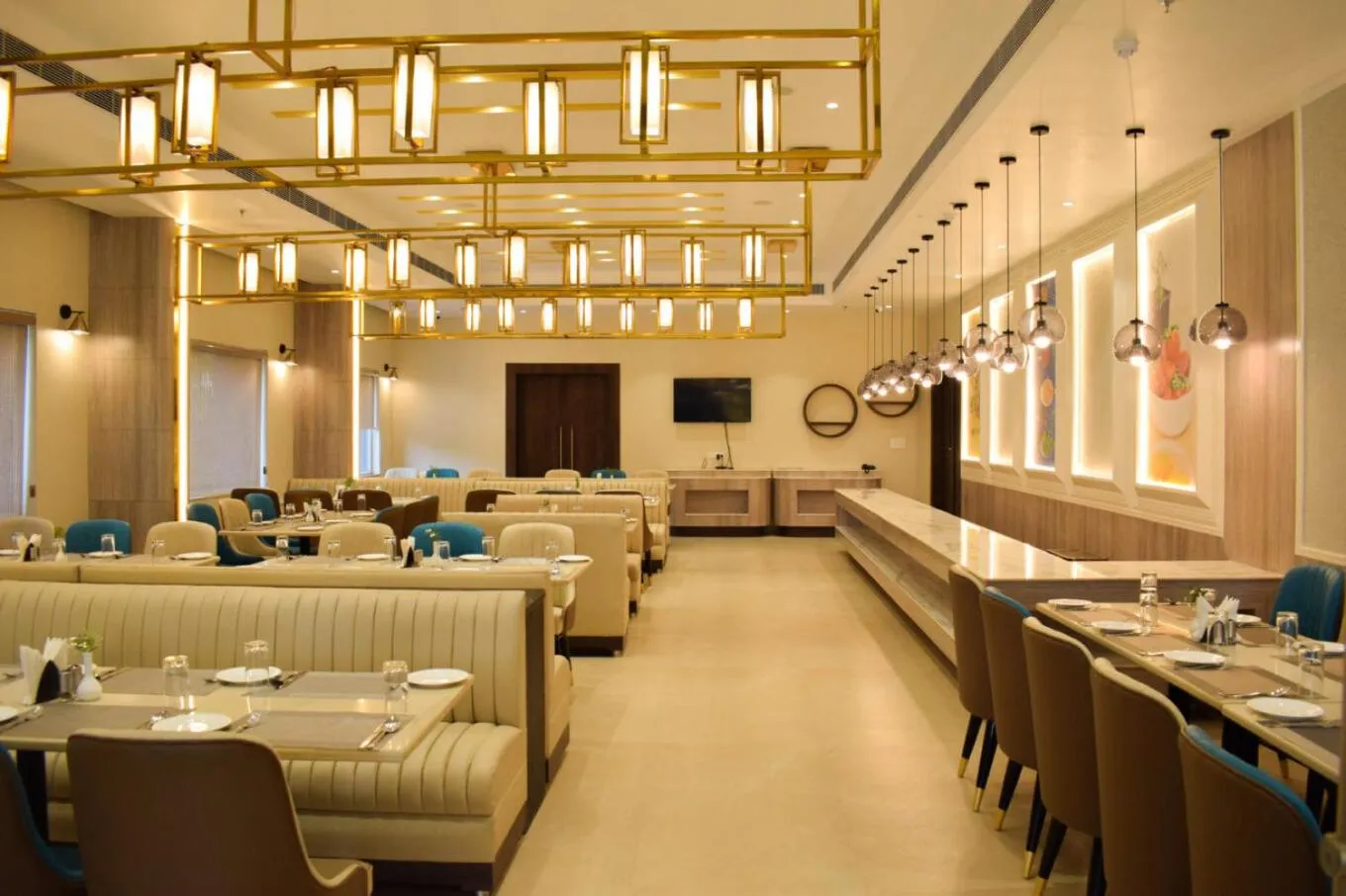 Restaurant/places to eat in Tulip Inn Shravasti