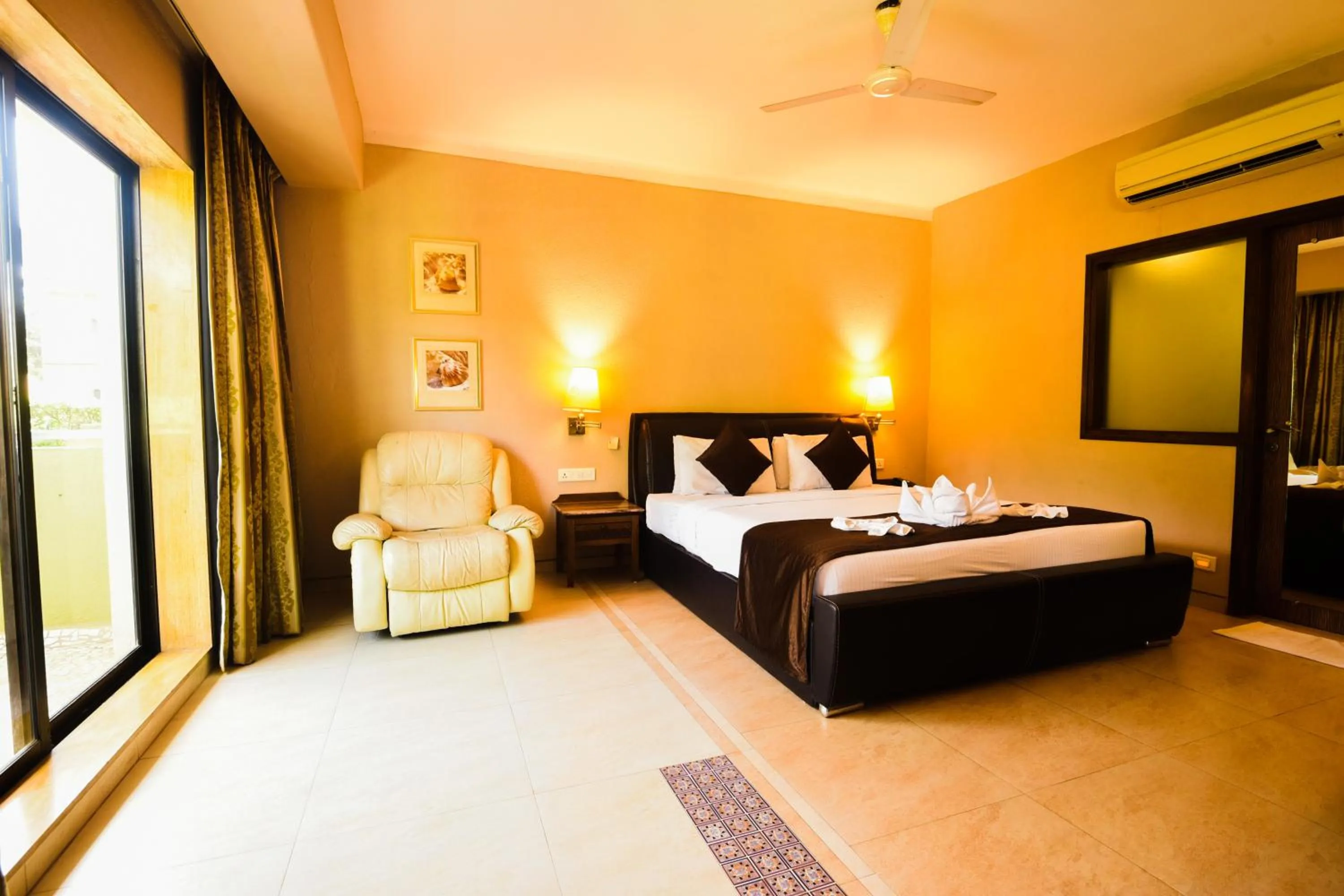 Bedroom, Bed in Neelam the Glitz