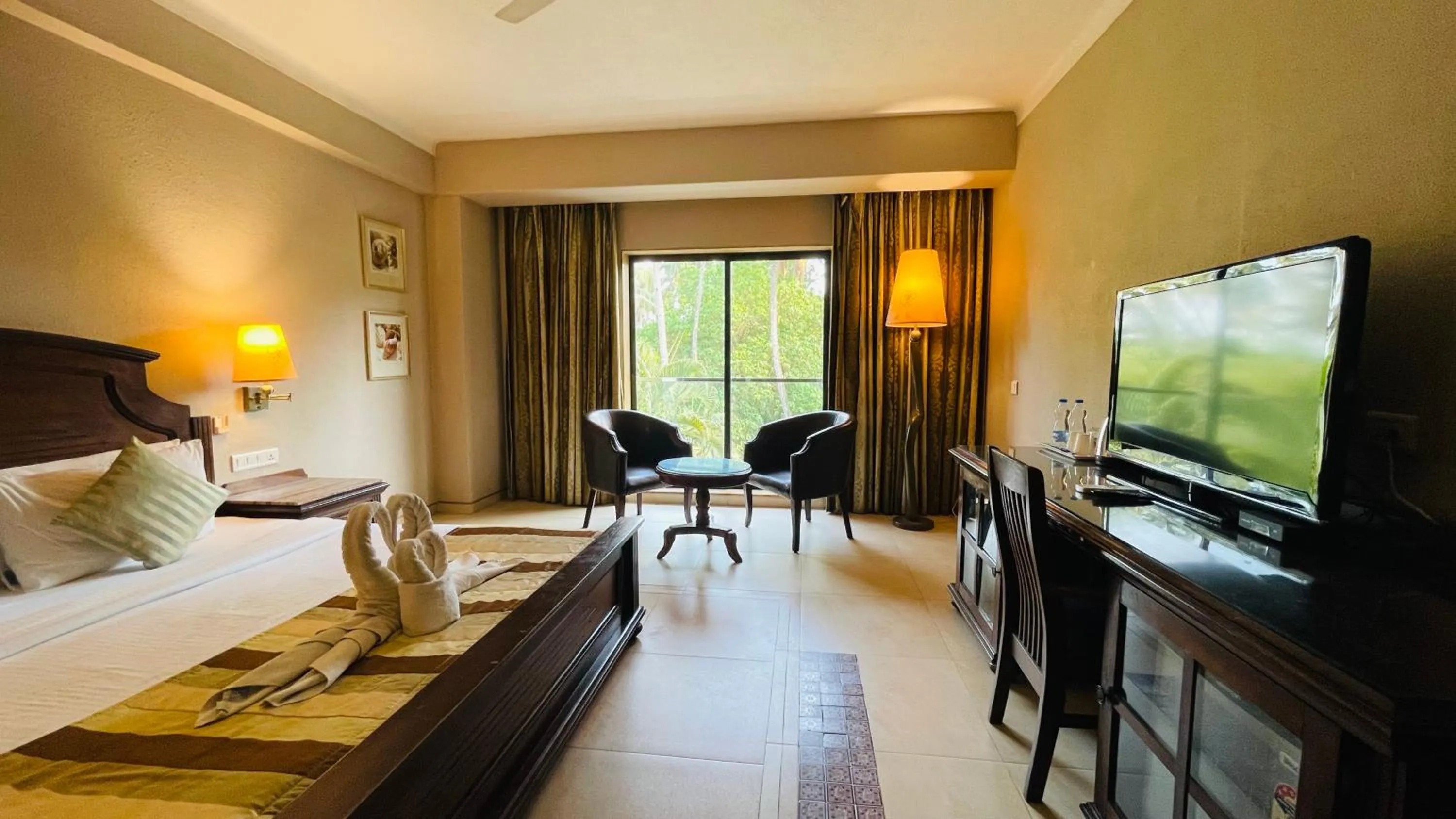 Bedroom, Bed in Neelam the Glitz