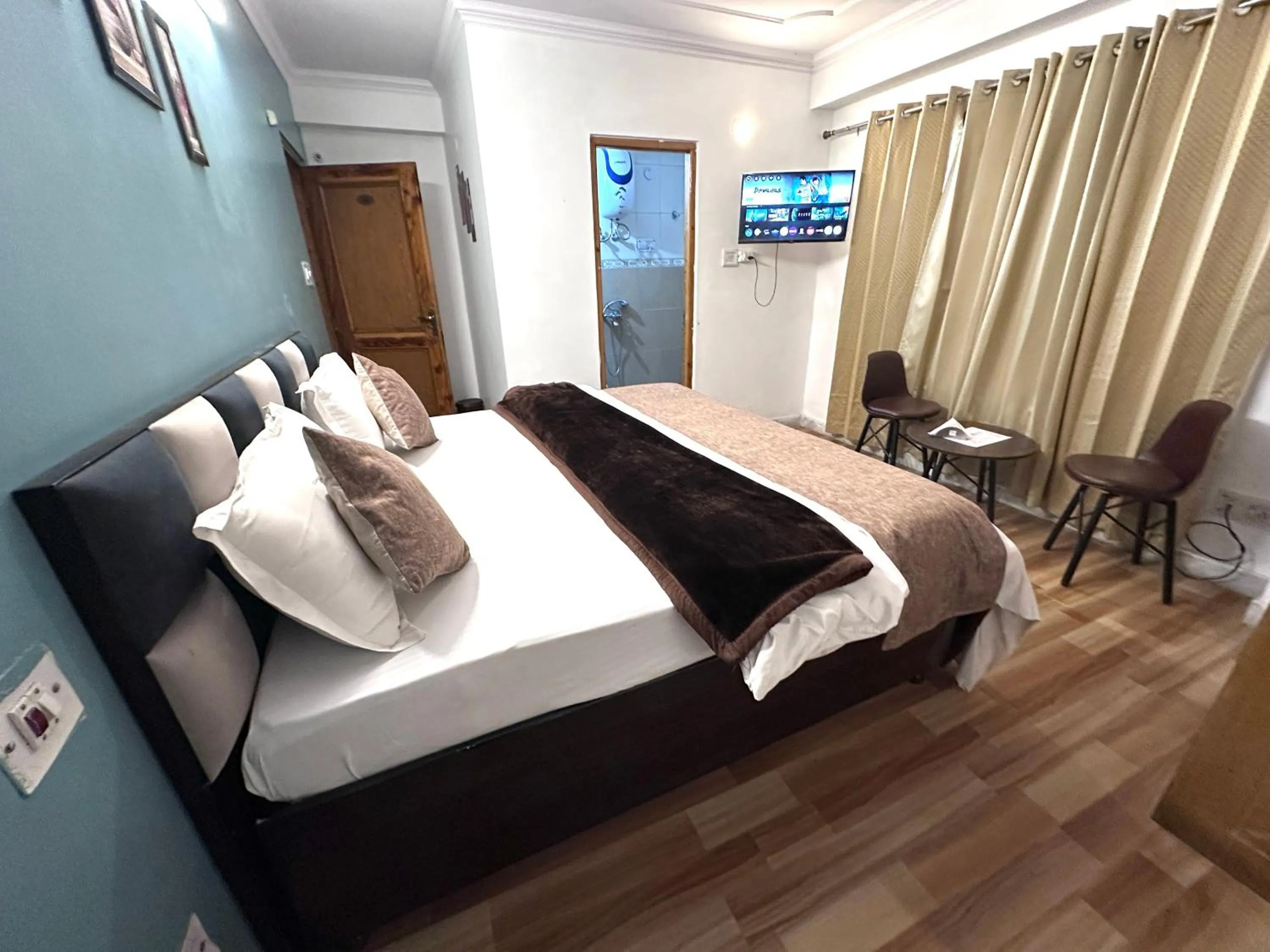 Bedroom, Bed in The Misty Pines Inn