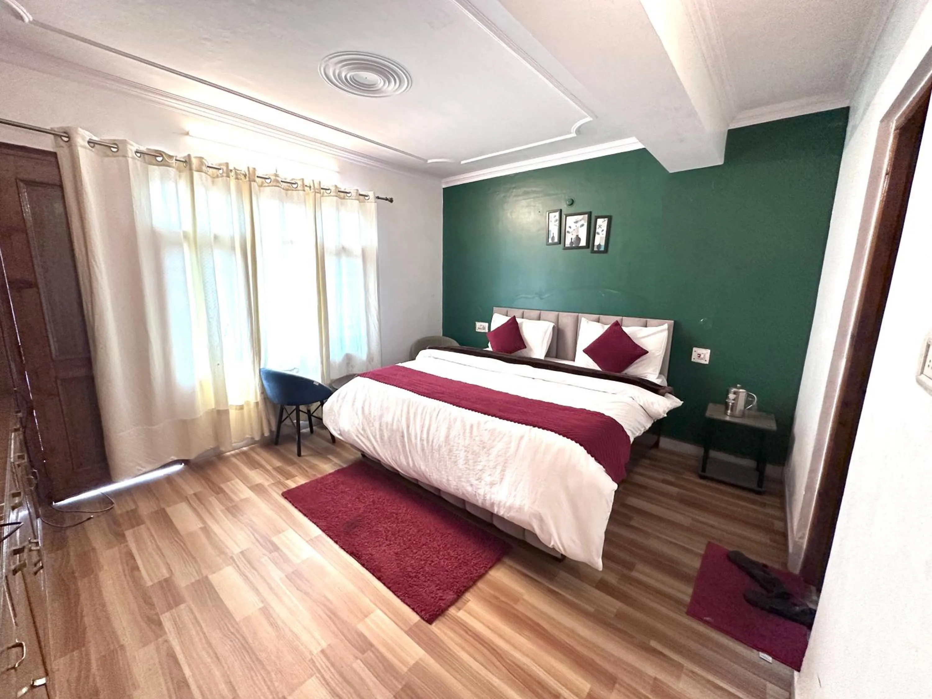 Bedroom, Bed in The Misty Pines Inn