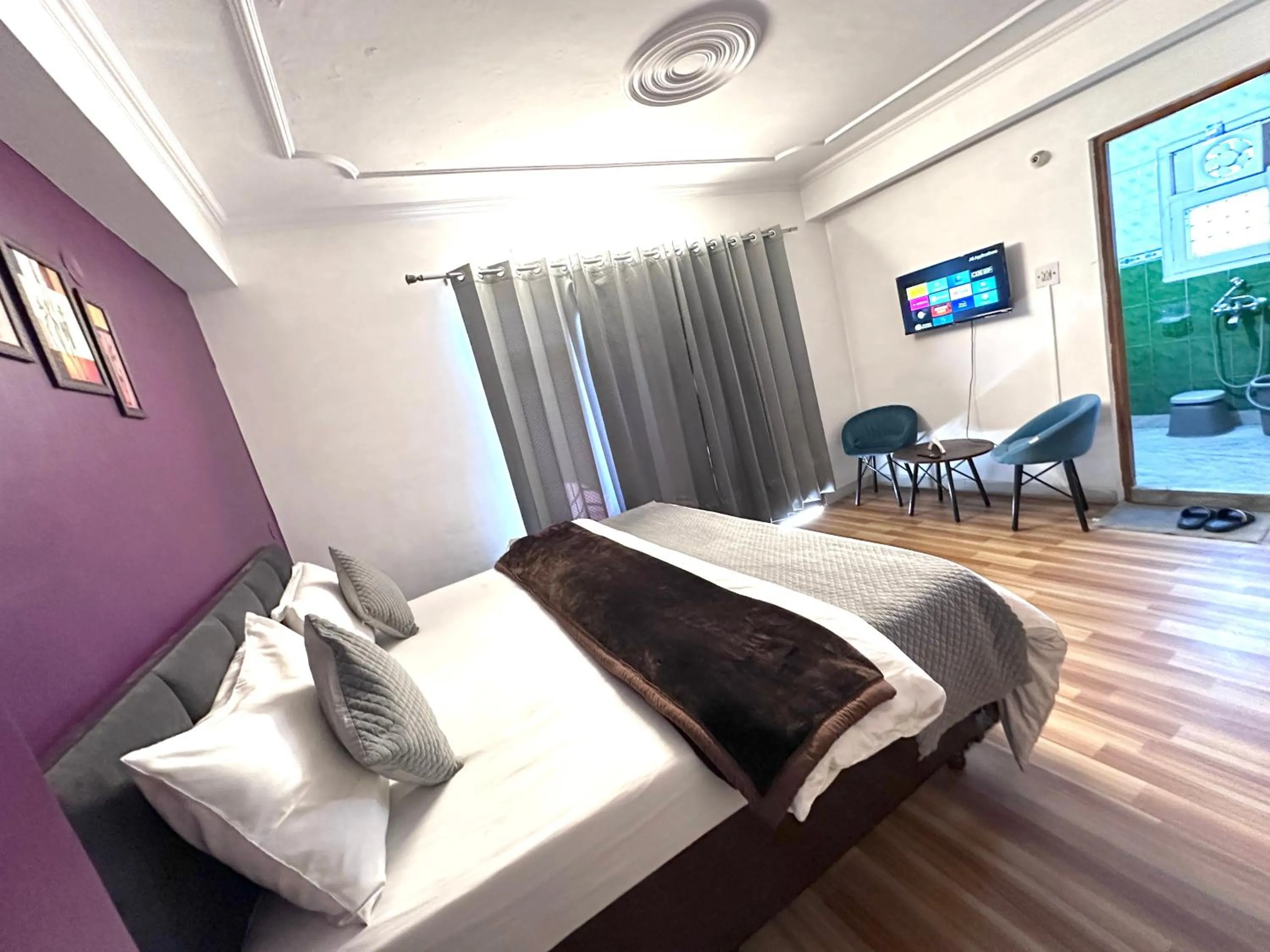 Bedroom, Bed in The Misty Pines Inn