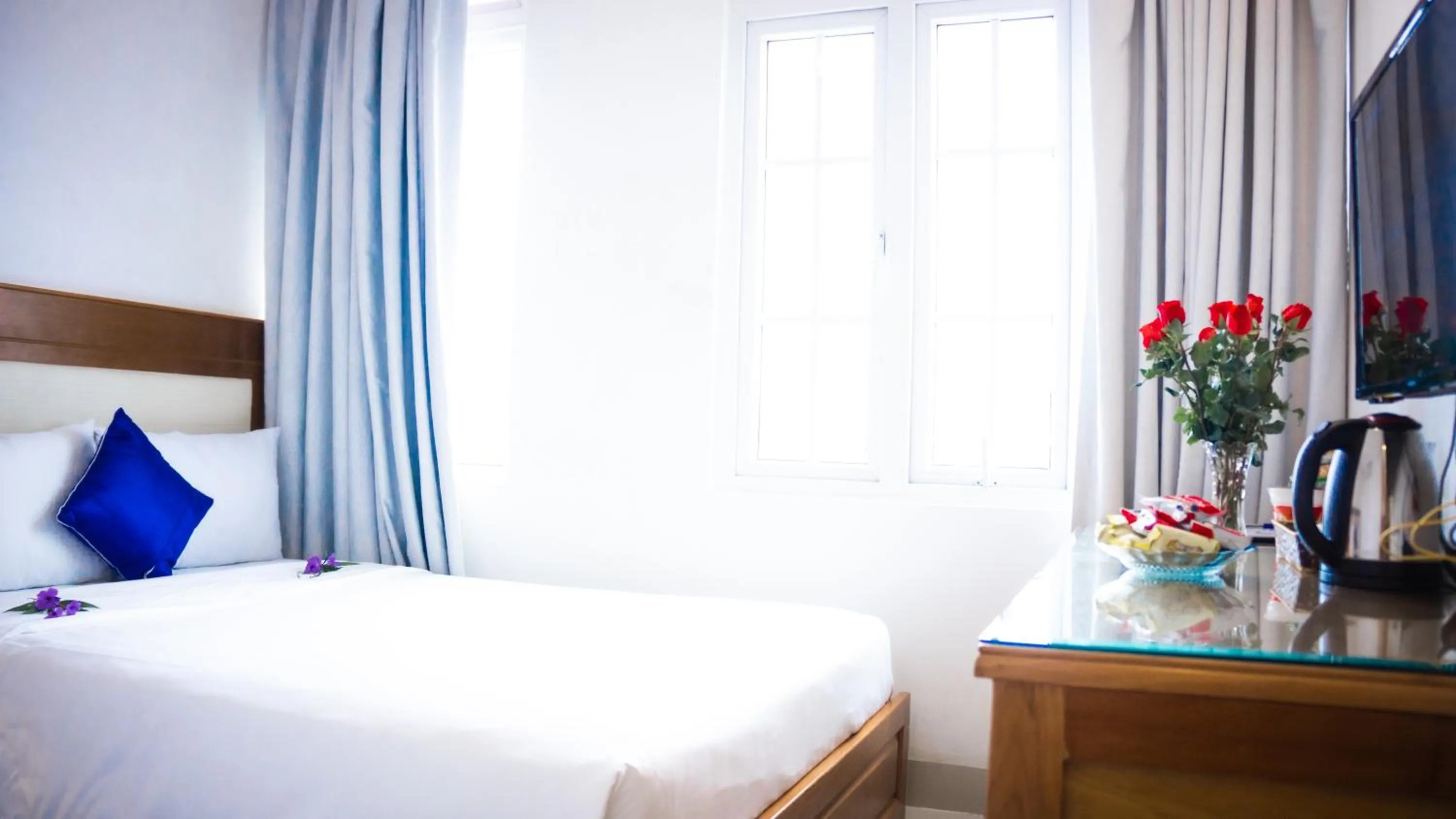 Photo of the whole room, Bed in Sea Castle Hotel