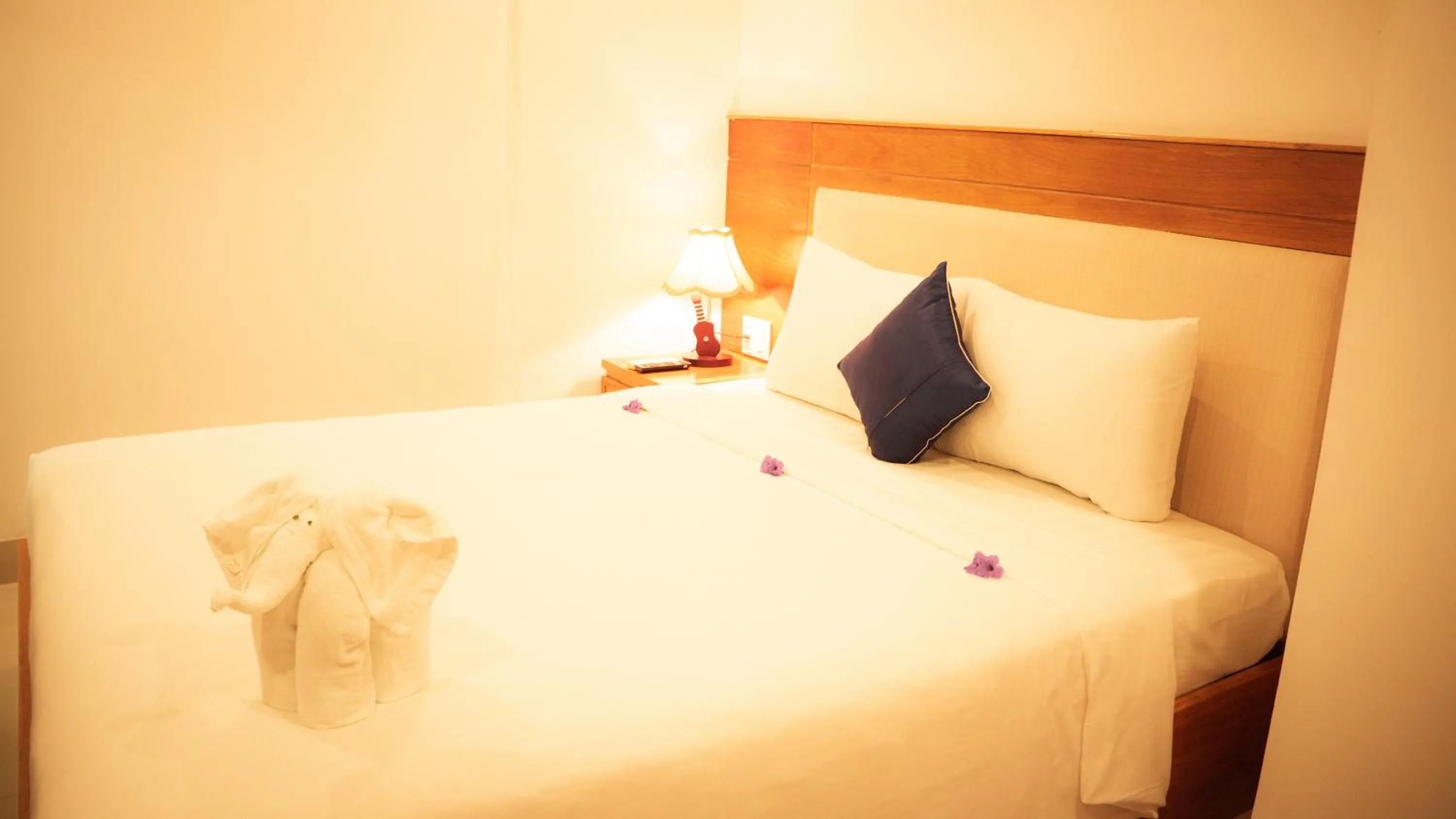 Photo of the whole room, Bed in Sea Castle Hotel