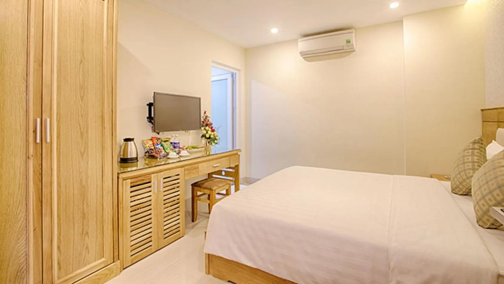 Communal lounge/ TV room, Bed in Sea Castle Hotel