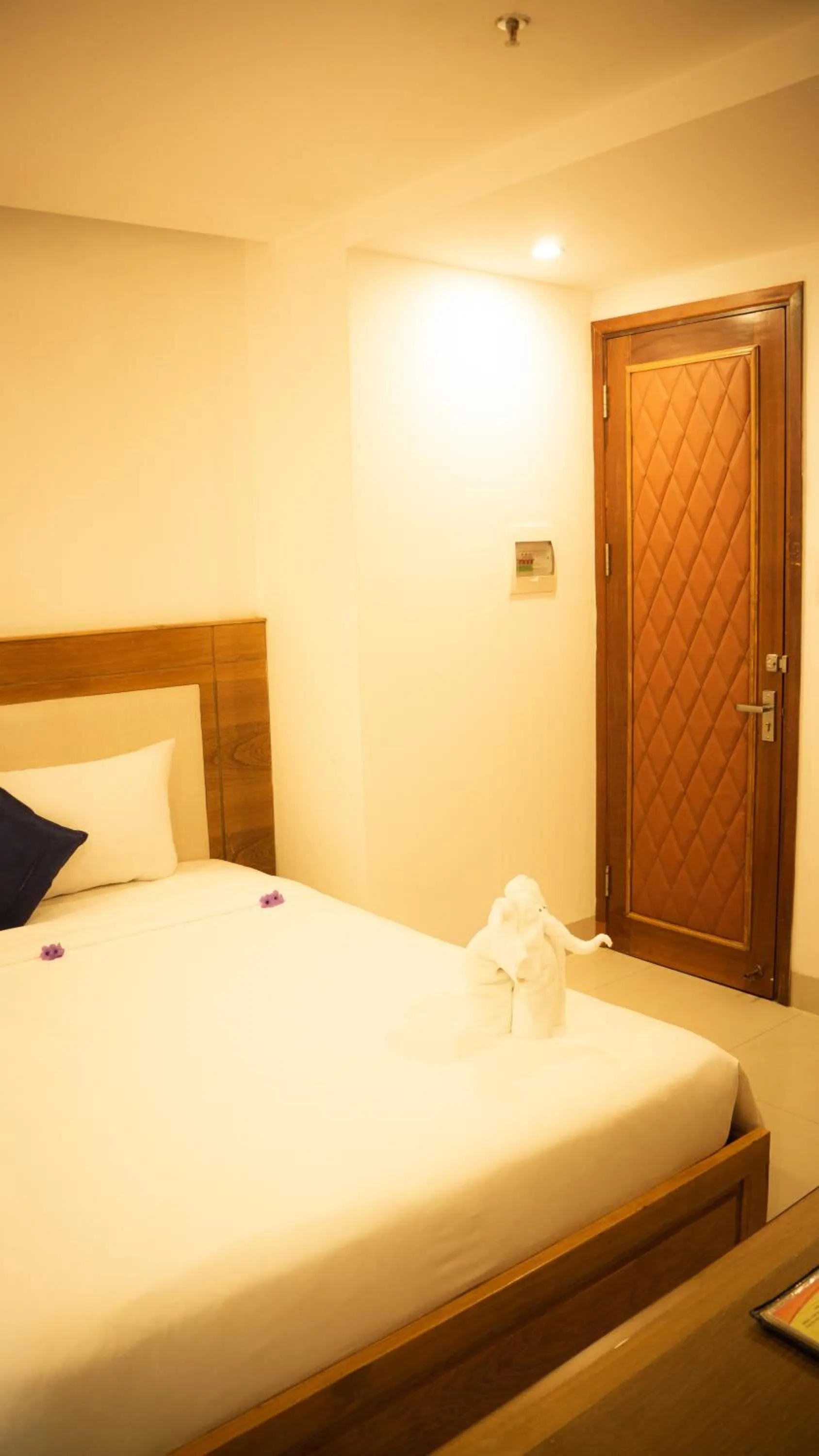 Photo of the whole room, Bed in Sea Castle Hotel