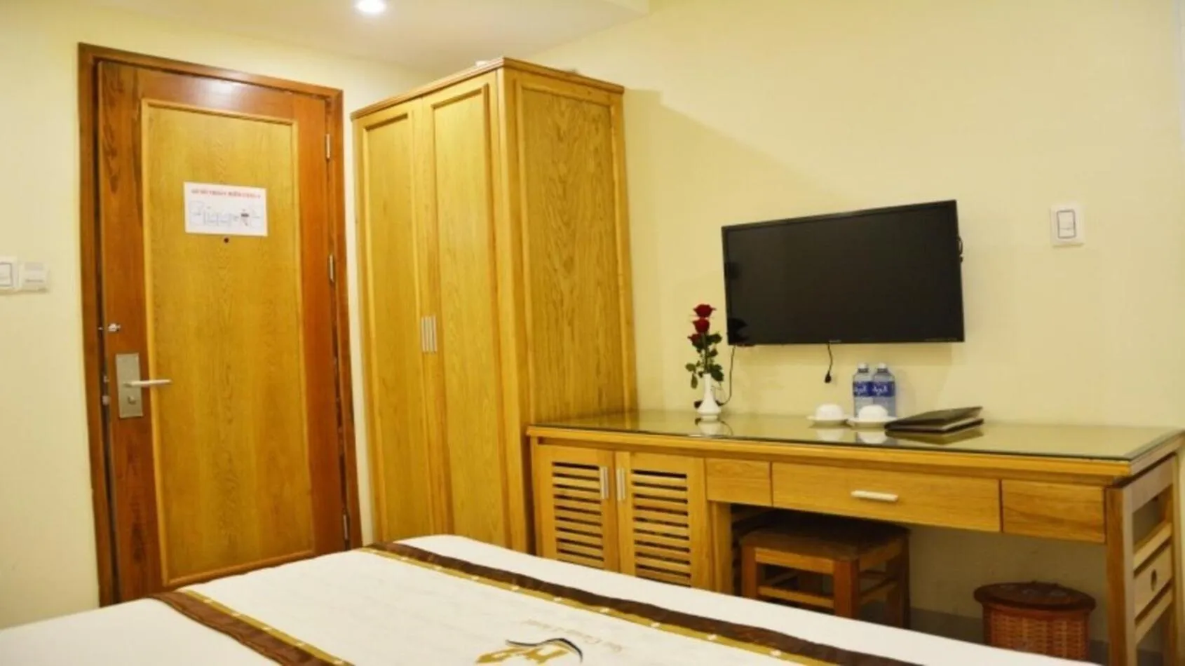 Communal lounge/ TV room, Bed in Sea Castle Hotel